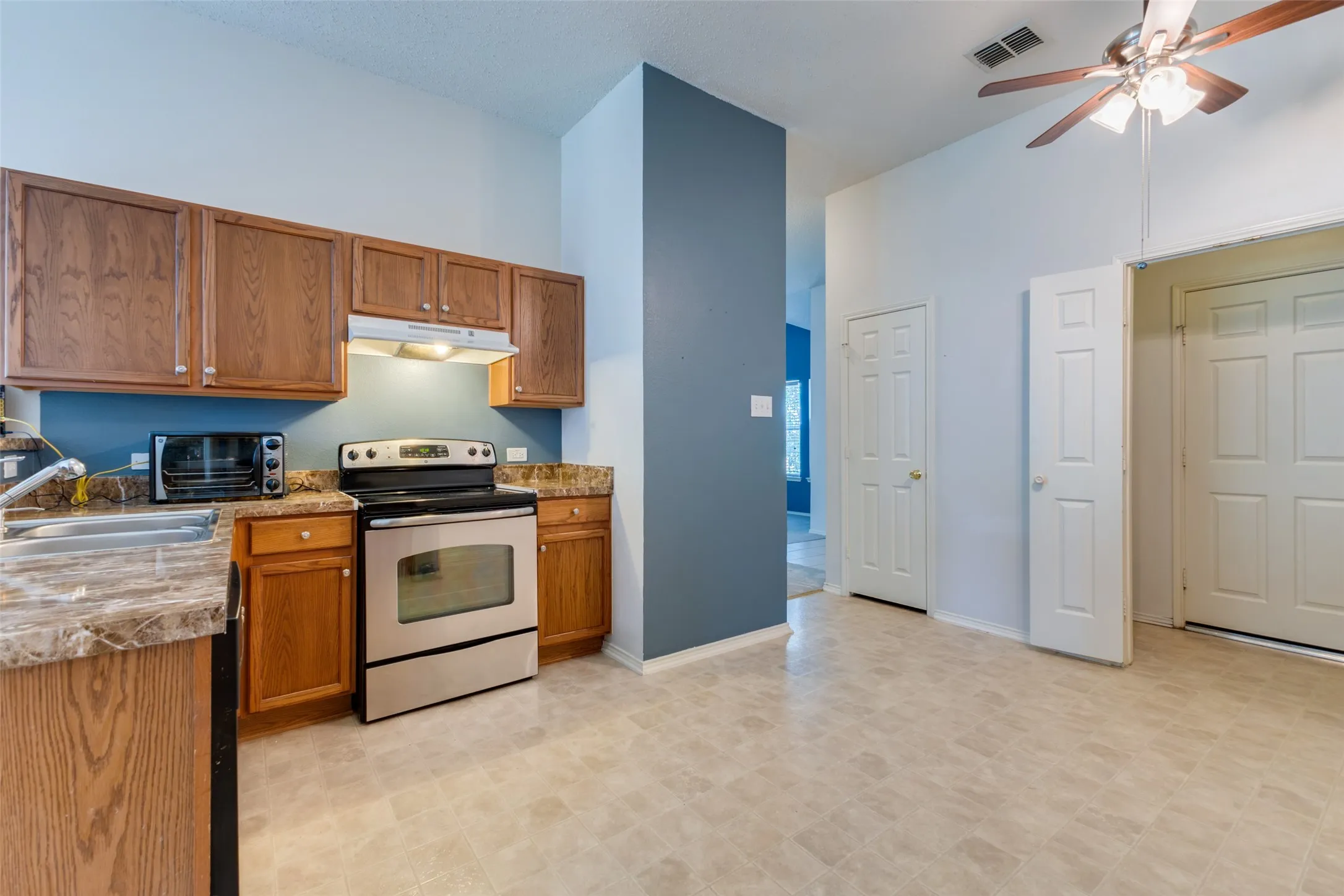 Single Family Residence For Sale in Kaufman County , 2018 Gardenia Drive, Forney, Texas 75126, 3 Bedroom, 2 Bathroom, 2 Garage spaces, 1,592 Sqft, built in 2004, mls#21344132, Real Estate Agent in Forney, Homes For Sale in Kaufman county, Homes For Sale in Forney, Realtor in Forney Texas, Real Estate Brokerage Independent Realty Texas, Luminita Cordes Realtor