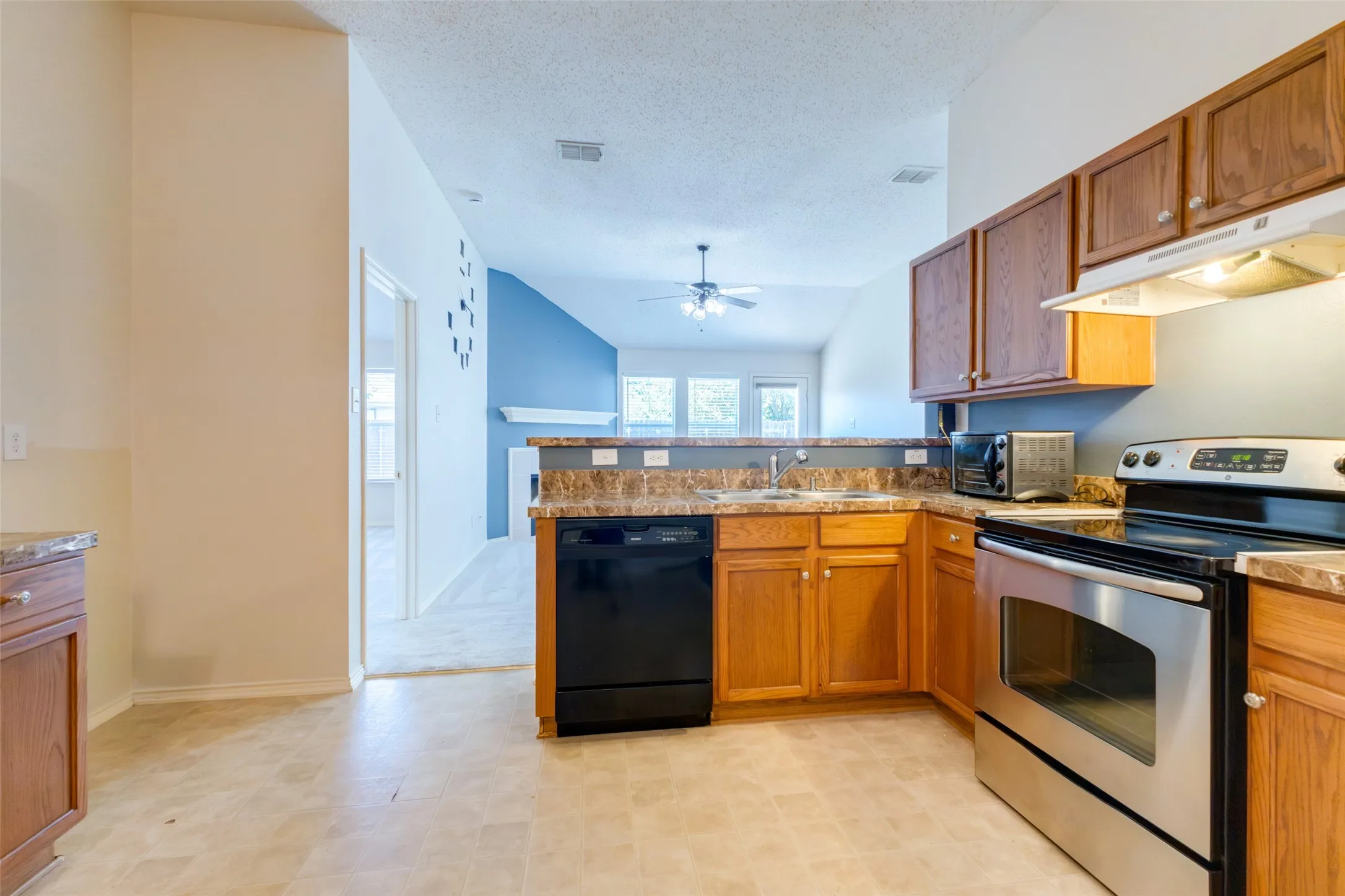 Single Family Residence For Sale in Kaufman County , 2018 Gardenia Drive, Forney, Texas 75126, 3 Bedroom, 2 Bathroom, 2 Garage spaces, 1,592 Sqft, built in 2004, mls#21344132, Real Estate Agent in Forney, Homes For Sale in Kaufman county, Homes For Sale in Forney, Realtor in Forney Texas, Real Estate Brokerage Independent Realty Texas, Luminita Cordes Realtor