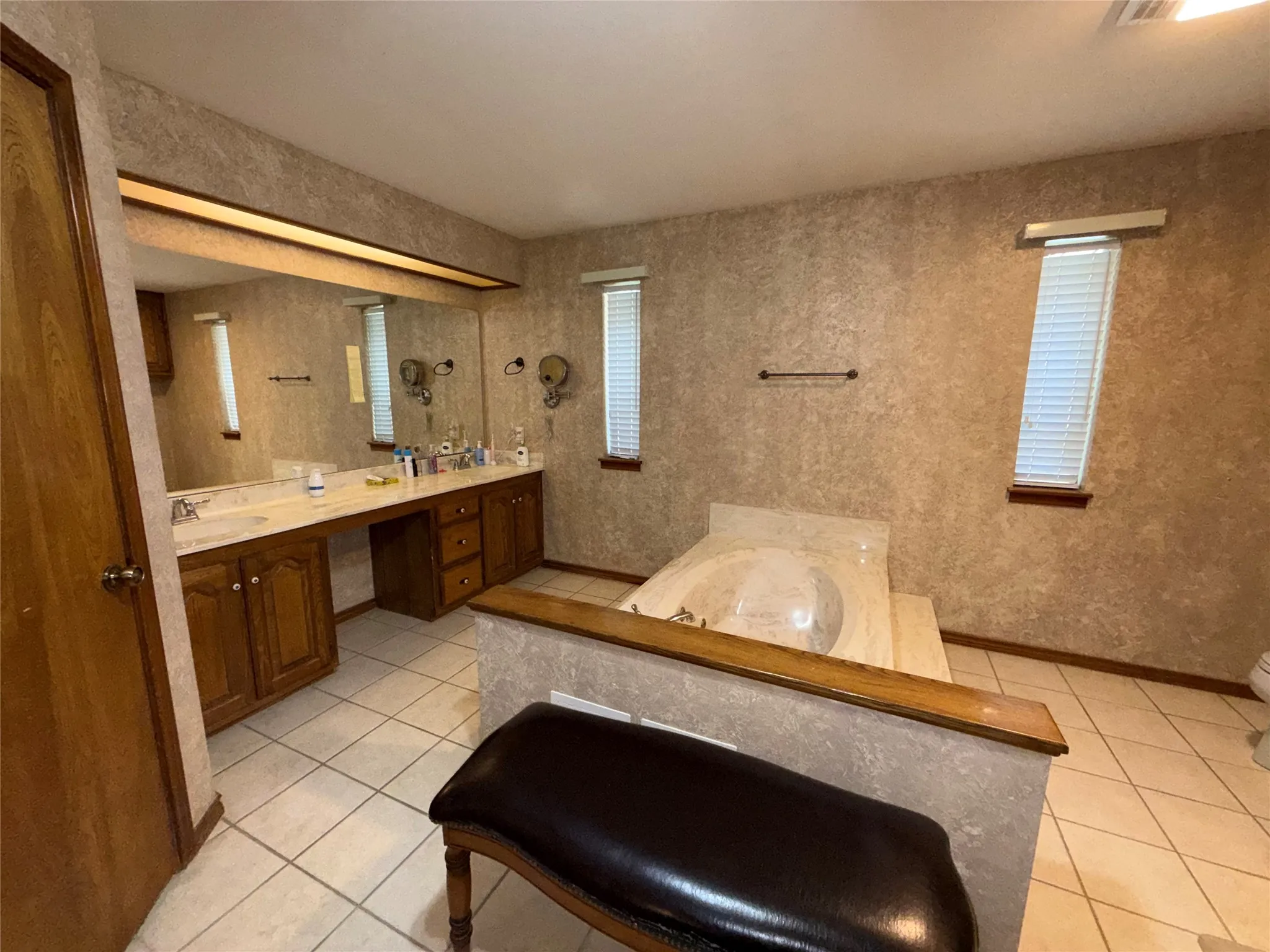 Single Family Residence For Sale in Wise County , 136 Busey Boulevard, Decatur, Texas 76234, 3 Bedroom, 2 Bathroom, 2 Garage spaces, 2,482 Sqft, built in 1987, mls#21345424, Real Estate Agent in Decatur, Homes For Sale in Wise county, Homes For Sale in Decatur, Realtor in Decatur Texas, Real Estate Brokerage Independent Realty Texas, Luminita Cordes Realtor