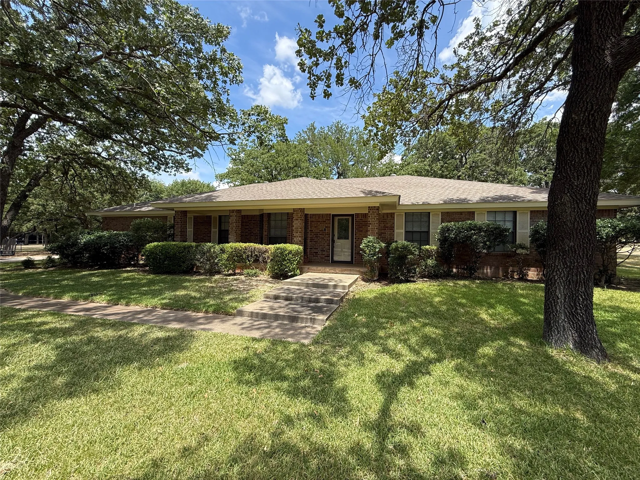 Single Family Residence For Sale in Wise County , 136 Busey Boulevard, Decatur, Texas 76234, 3 Bedroom, 2 Bathroom, 2 Garage spaces, 2,482 Sqft, built in 1987, mls#21345424, Real Estate Agent in Decatur, Homes For Sale in Wise county, Homes For Sale in Decatur, Realtor in Decatur Texas, Real Estate Brokerage Independent Realty Texas, Luminita Cordes Realtor