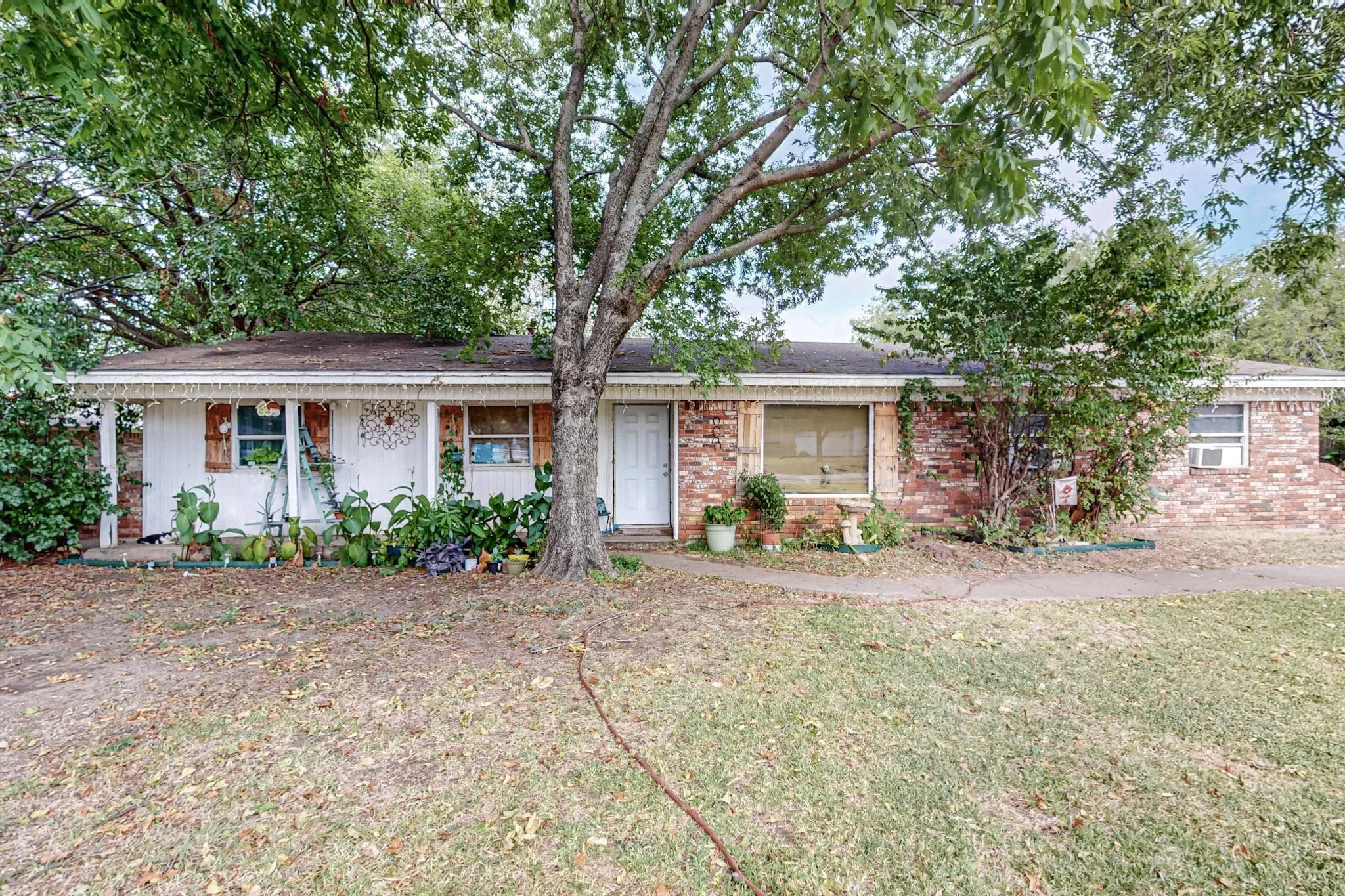 Single Family Residence For Sale in Tarrant County , 6801 Little Ranch Road, North Richland Hills, Texas 76182, 5 Bedrooms, 2 Bathrooms, Garage spaces, 1,883 Sqft, built in 1965, Price $350,000, mls#21346342, Real Estate Agent in North Richland Hills, Homes For Sale in Tarrant county, Homes For Sale in North Richland Hills, Realtor in North Richland Hills Texas, Real Estate Brokerage Independent Realty Texas, Luminita Cordes Realtor