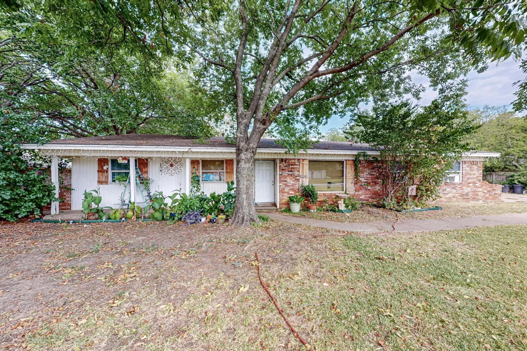 Single Family Residence For Sale in Tarrant County , 6801 Little Ranch Road, North Richland Hills, Texas 76182, 5 Bedrooms, 2 Bathrooms, Garage spaces, 1,883 Sqft, built in 1965, Price $350,000, mls#21346342, Real Estate Agent in North Richland Hills, Homes For Sale in Tarrant county, Homes For Sale in North Richland Hills, Realtor in North Richland Hills Texas, Real Estate Brokerage Independent Realty Texas, Luminita Cordes Realtor