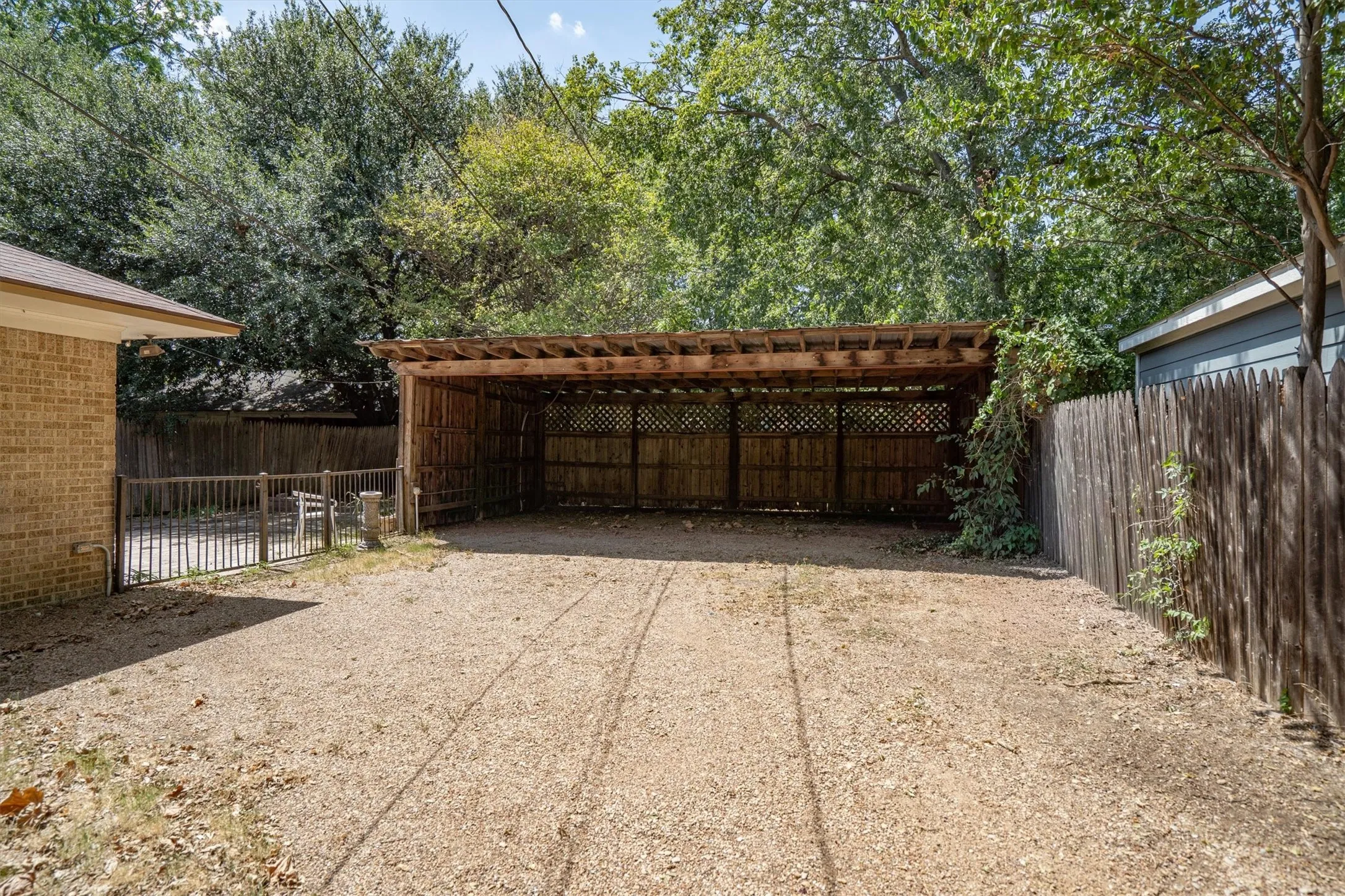 Duplex For Rent in Dallas County , 6131 Reiger Ave Avenue, Dallas, Texas 75214, 2 Bedroom, 1 Bathroom, Garage spaces, 1,229 Sqft, built in 1929, mls#21346355, Real Estate Agent in Dallas, Homes For Rent in Dallas county, Homes For Rent in Dallas, Realtor in Dallas Texas, Real Estate Brokerage Independent Realty Texas, Luminita Cordes Realtor