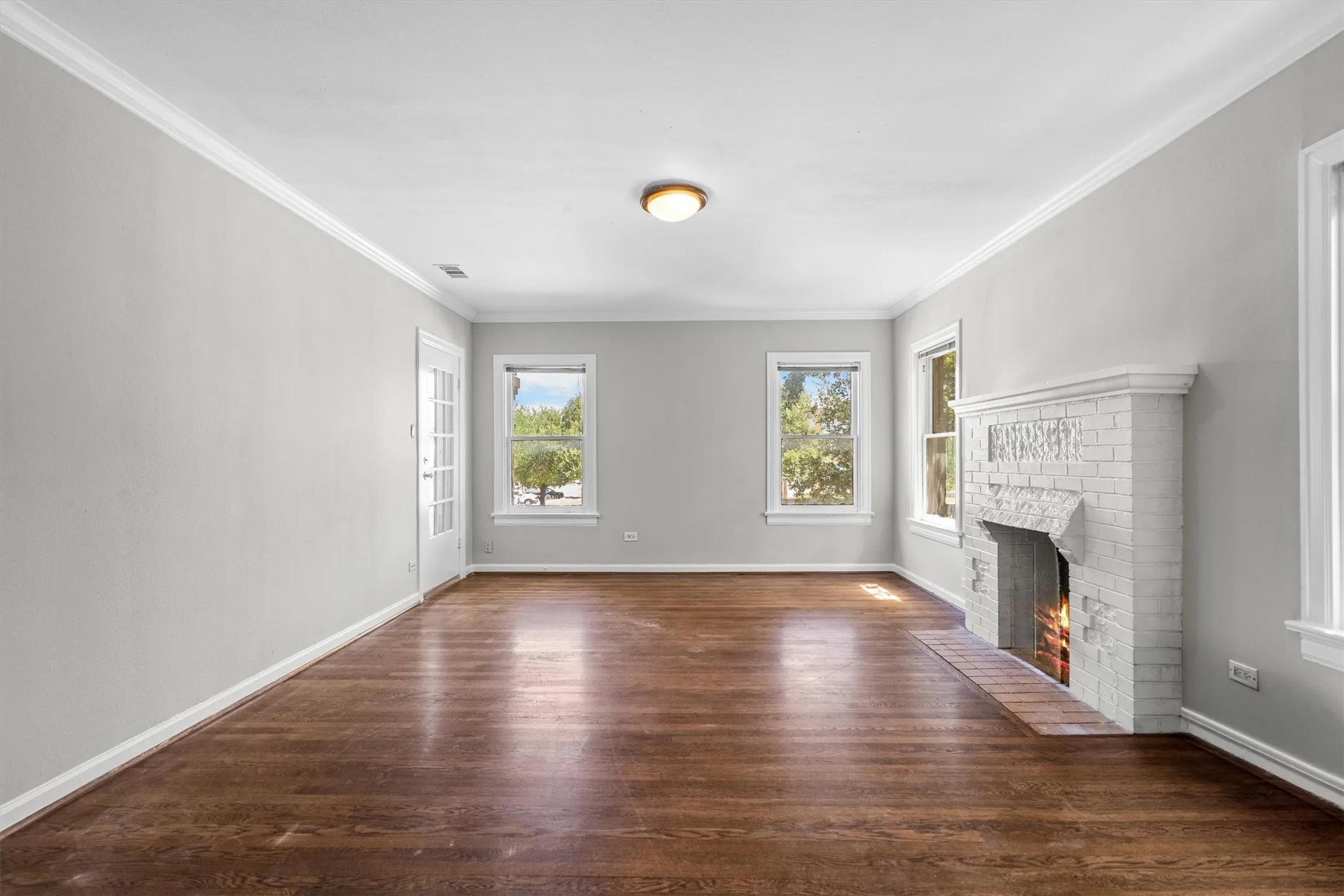 Duplex For Rent in Dallas County , 6131 Reiger Ave Avenue, Dallas, Texas 75214, 2 Bedroom, 1 Bathroom, Garage spaces, 1,229 Sqft, built in 1929, mls#21346355, Real Estate Agent in Dallas, Homes For Rent in Dallas county, Homes For Rent in Dallas, Realtor in Dallas Texas, Real Estate Brokerage Independent Realty Texas, Luminita Cordes Realtor