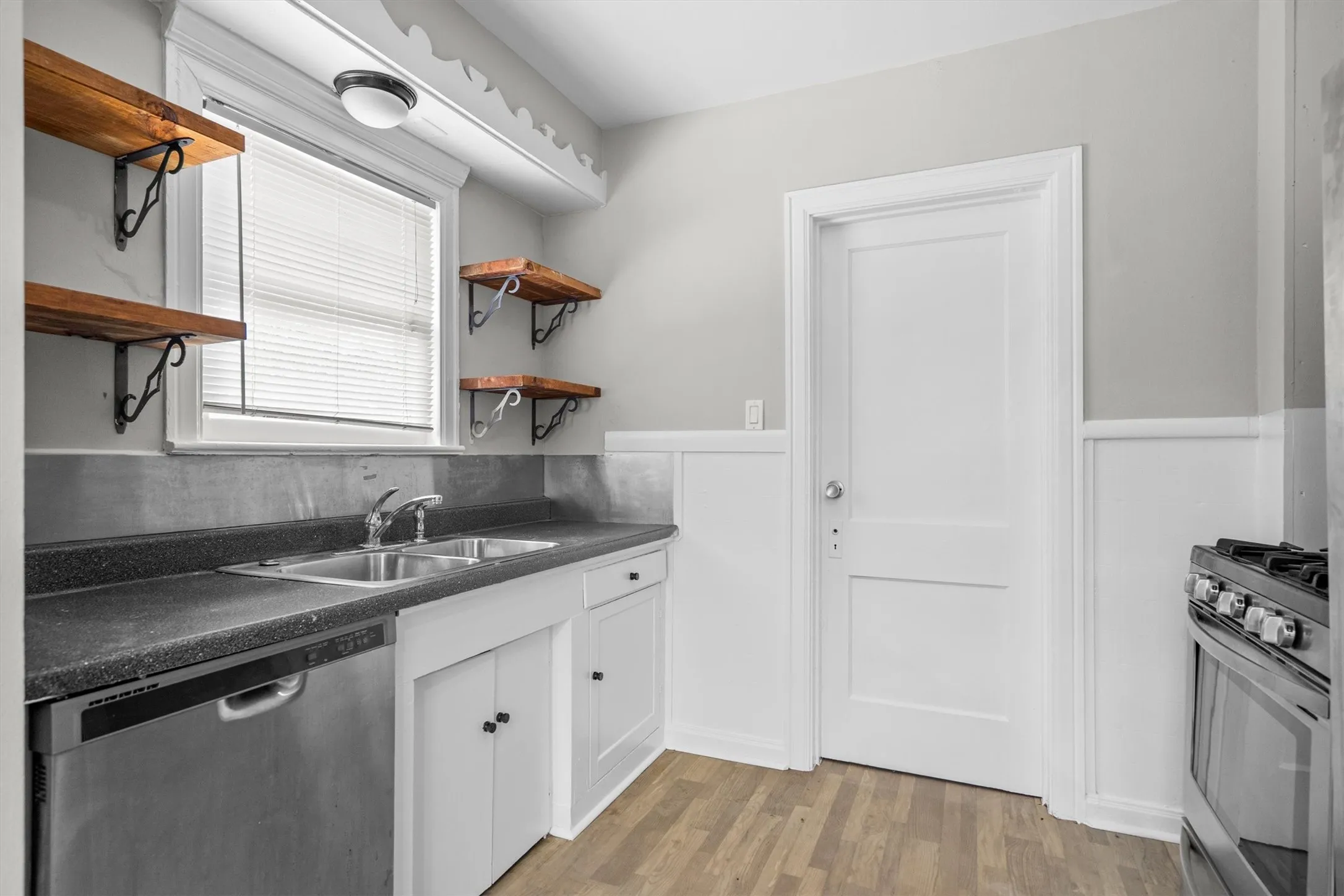 Duplex For Rent in Dallas County , 6131 Reiger Ave Avenue, Dallas, Texas 75214, 2 Bedroom, 1 Bathroom, Garage spaces, 1,229 Sqft, built in 1929, mls#21346355, Real Estate Agent in Dallas, Homes For Rent in Dallas county, Homes For Rent in Dallas, Realtor in Dallas Texas, Real Estate Brokerage Independent Realty Texas, Luminita Cordes Realtor