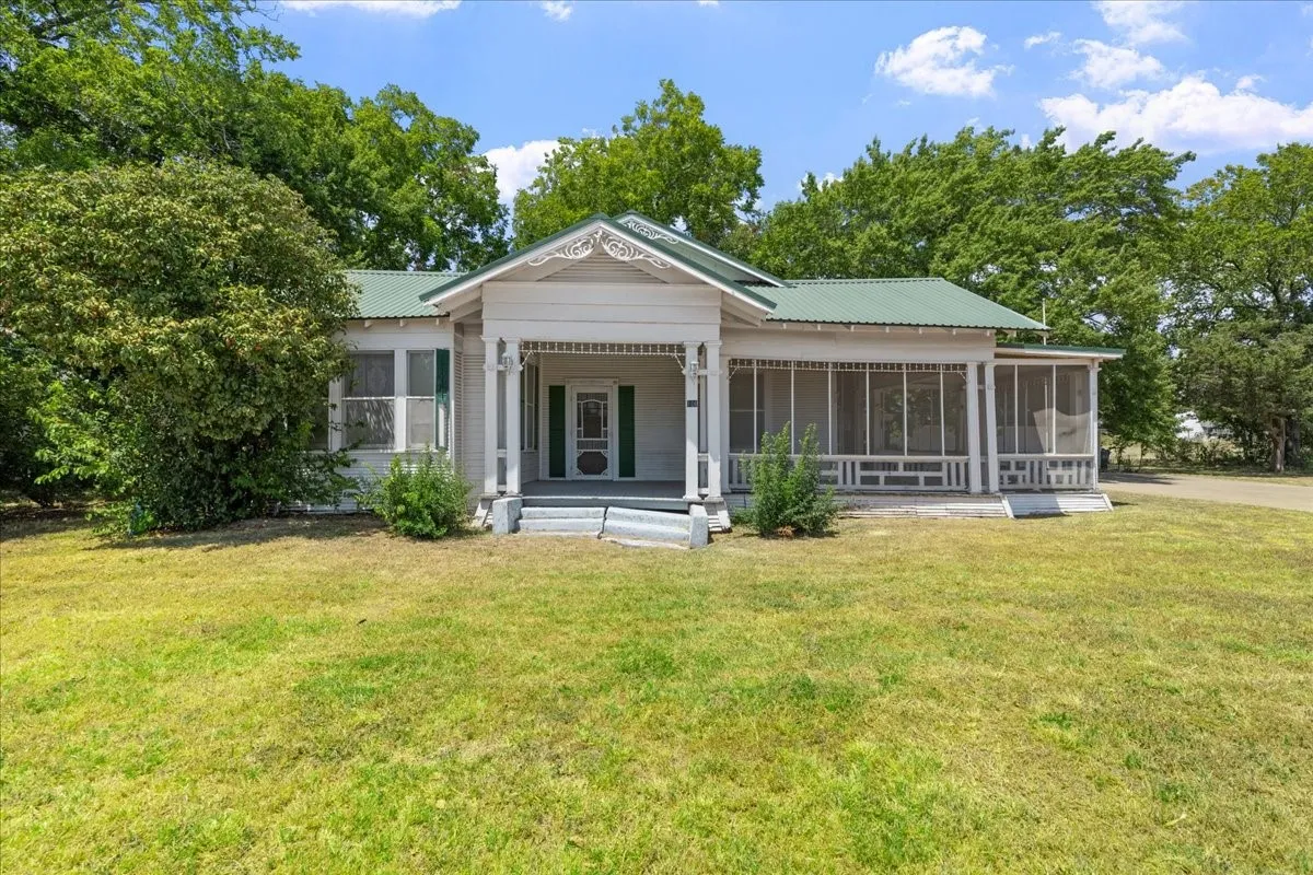 Single Family Residence For Sale in Navarro County , 106 N 1st Street W, Dawson, Texas 76639, 2 Bedroom, 2 Bathroom, Garage spaces, 1,990 Sqft, built in 1925, mls#21346240, Real Estate Agent in Dawson, Homes For Sale in Navarro county, Homes For Sale in Dawson, Realtor in Dawson Texas, Real Estate Brokerage Independent Realty Texas, Luminita Cordes Realtor
