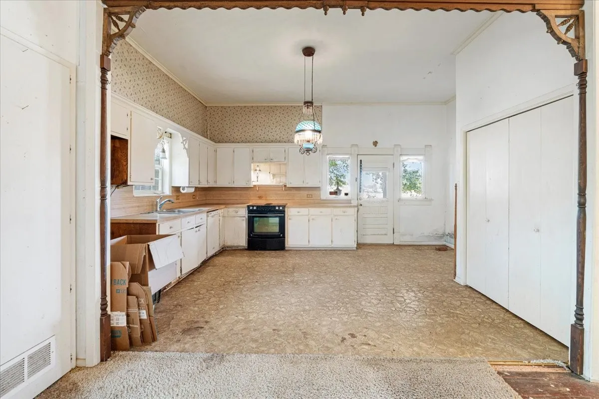 Single Family Residence For Sale in Navarro County , 106 N 1st Street W, Dawson, Texas 76639, 2 Bedroom, 2 Bathroom, Garage spaces, 1,990 Sqft, built in 1925, mls#21346240, Real Estate Agent in Dawson, Homes For Sale in Navarro county, Homes For Sale in Dawson, Realtor in Dawson Texas, Real Estate Brokerage Independent Realty Texas, Luminita Cordes Realtor