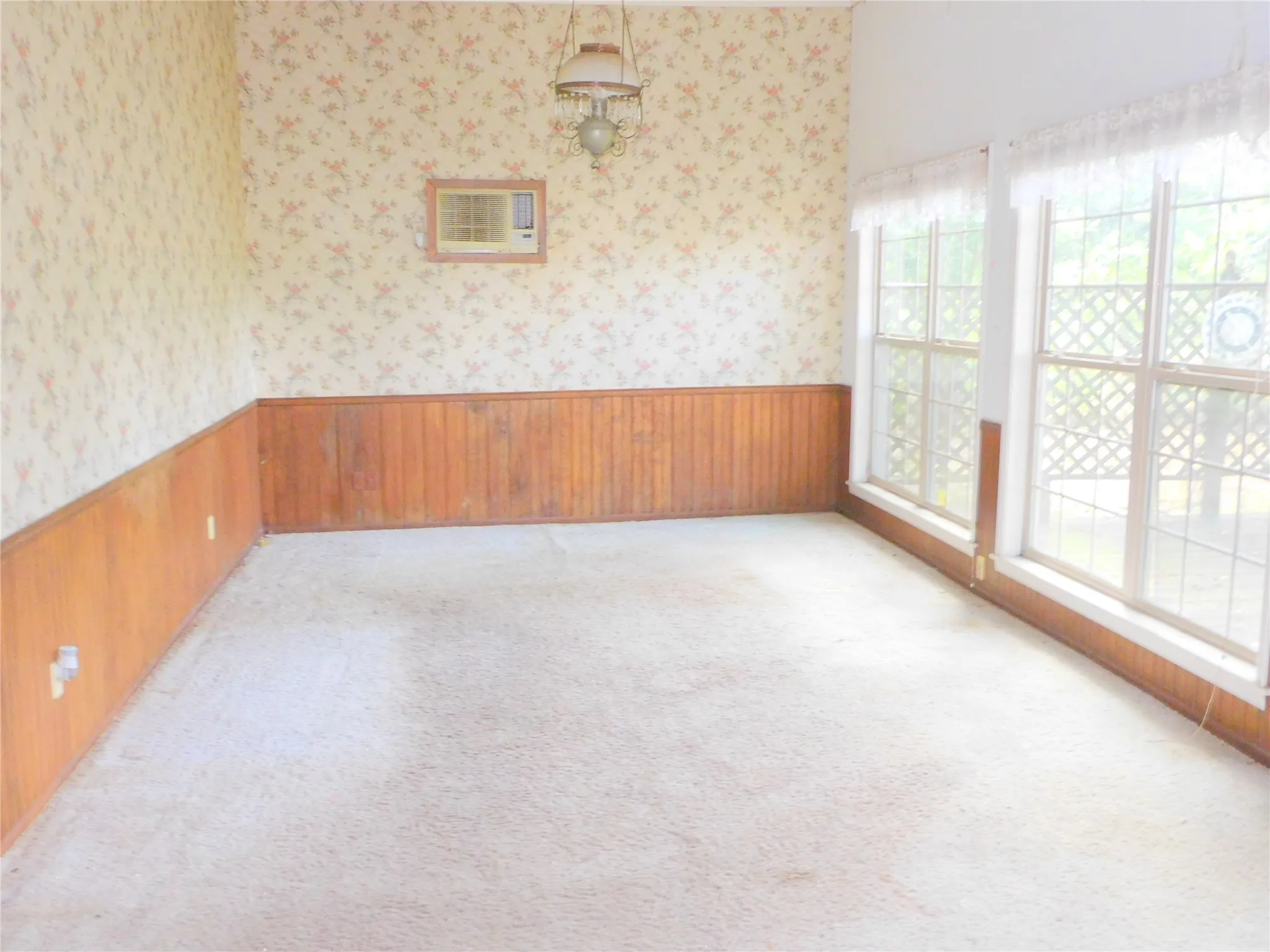 Single Family Residence For Sale in Navarro County , 106 N 1st Street W, Dawson, Texas 76639, 2 Bedroom, 2 Bathroom, Garage spaces, 1,990 Sqft, built in 1925, mls#21346240, Real Estate Agent in Dawson, Homes For Sale in Navarro county, Homes For Sale in Dawson, Realtor in Dawson Texas, Real Estate Brokerage Independent Realty Texas, Luminita Cordes Realtor