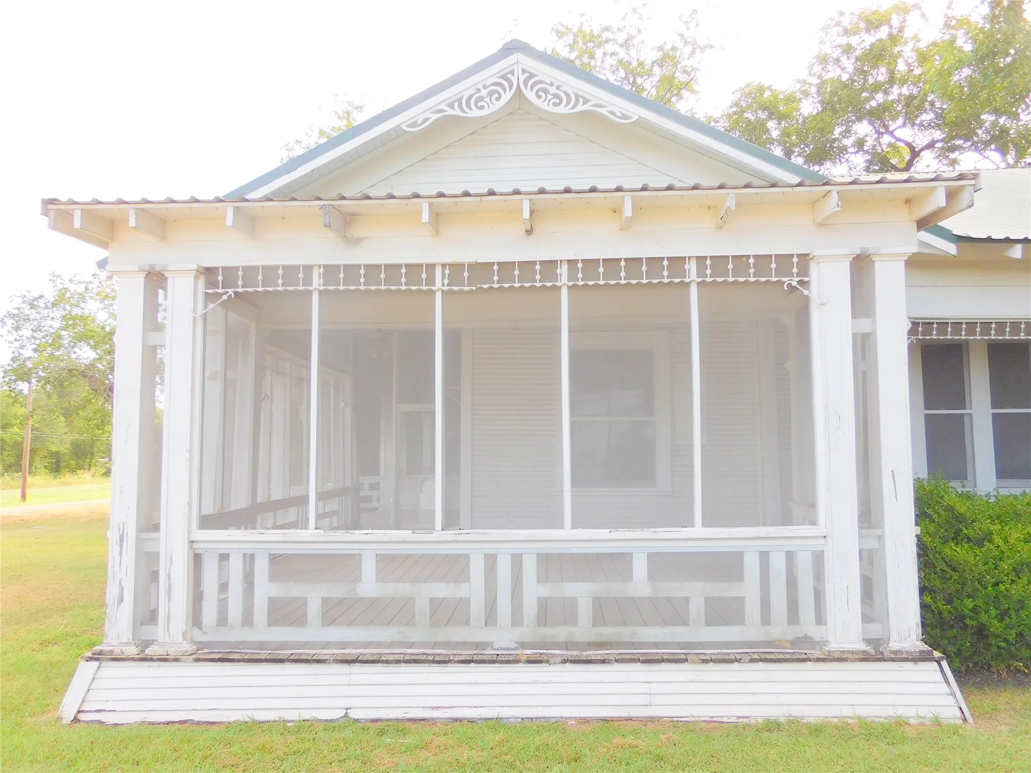 Single Family Residence For Sale in Navarro County , 106 N 1st Street W, Dawson, Texas 76639, 2 Bedroom, 2 Bathroom, Garage spaces, 1,990 Sqft, built in 1925, mls#21346240, Real Estate Agent in Dawson, Homes For Sale in Navarro county, Homes For Sale in Dawson, Realtor in Dawson Texas, Real Estate Brokerage Independent Realty Texas, Luminita Cordes Realtor