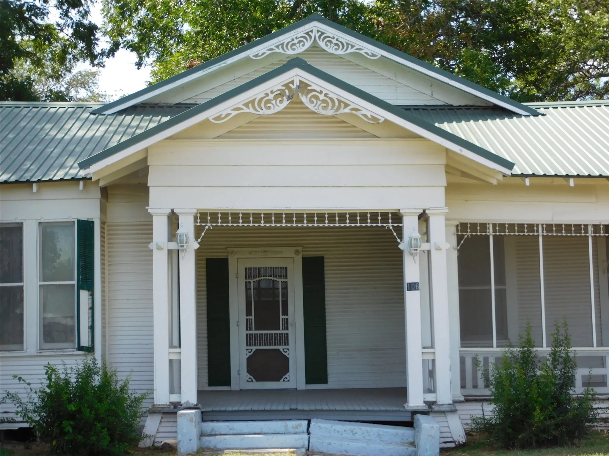 Single Family Residence For Sale in Navarro County , 106 N 1st Street W, Dawson, Texas 76639, 2 Bedroom, 2 Bathroom, Garage spaces, 1,990 Sqft, built in 1925, mls#21346240, Real Estate Agent in Dawson, Homes For Sale in Navarro county, Homes For Sale in Dawson, Realtor in Dawson Texas, Real Estate Brokerage Independent Realty Texas, Luminita Cordes Realtor