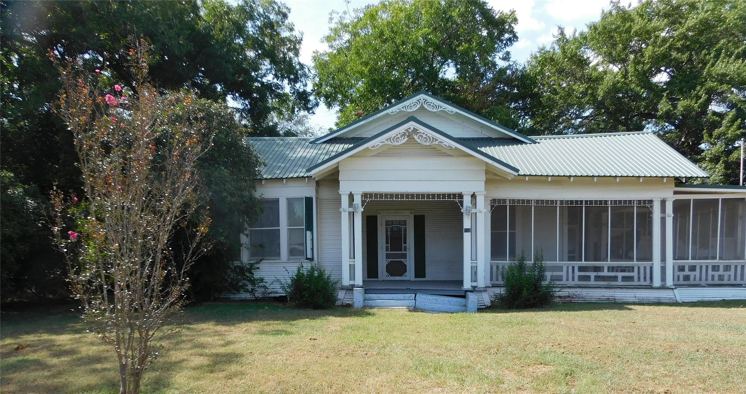 Single Family Residence For Sale in Navarro County , 106 N 1st Street W, Dawson, Texas 76639, 2 Bedroom, 2 Bathroom, Garage spaces, 1,990 Sqft, built in 1925, mls#21346240, Real Estate Agent in Dawson, Homes For Sale in Navarro county, Homes For Sale in Dawson, Realtor in Dawson Texas, Real Estate Brokerage Independent Realty Texas, Luminita Cordes Realtor