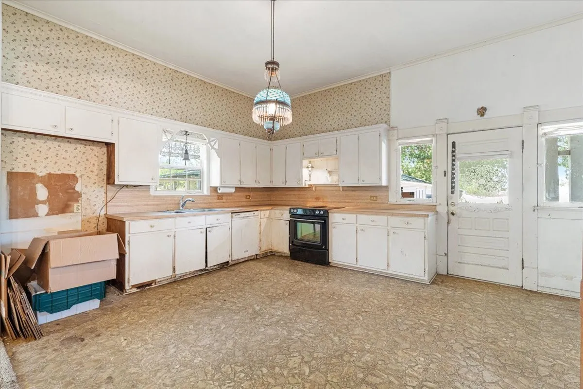 Single Family Residence For Sale in Navarro County , 106 N 1st Street W, Dawson, Texas 76639, 2 Bedroom, 2 Bathroom, Garage spaces, 1,990 Sqft, built in 1925, mls#21346240, Real Estate Agent in Dawson, Homes For Sale in Navarro county, Homes For Sale in Dawson, Realtor in Dawson Texas, Real Estate Brokerage Independent Realty Texas, Luminita Cordes Realtor
