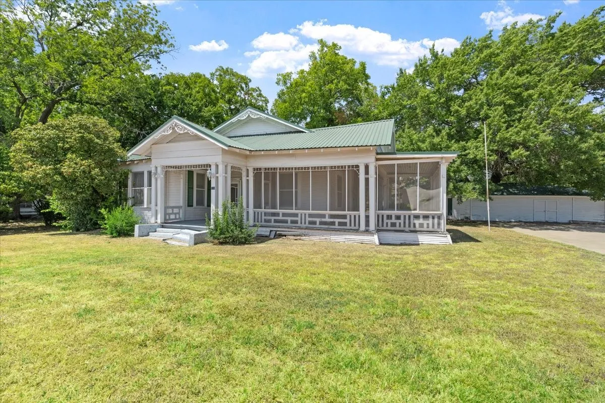Single Family Residence For Sale in Navarro County , 106 N 1st Street W, Dawson, Texas 76639, 2 Bedroom, 2 Bathroom, Garage spaces, 1,990 Sqft, built in 1925, mls#21346240, Real Estate Agent in Dawson, Homes For Sale in Navarro county, Homes For Sale in Dawson, Realtor in Dawson Texas, Real Estate Brokerage Independent Realty Texas, Luminita Cordes Realtor