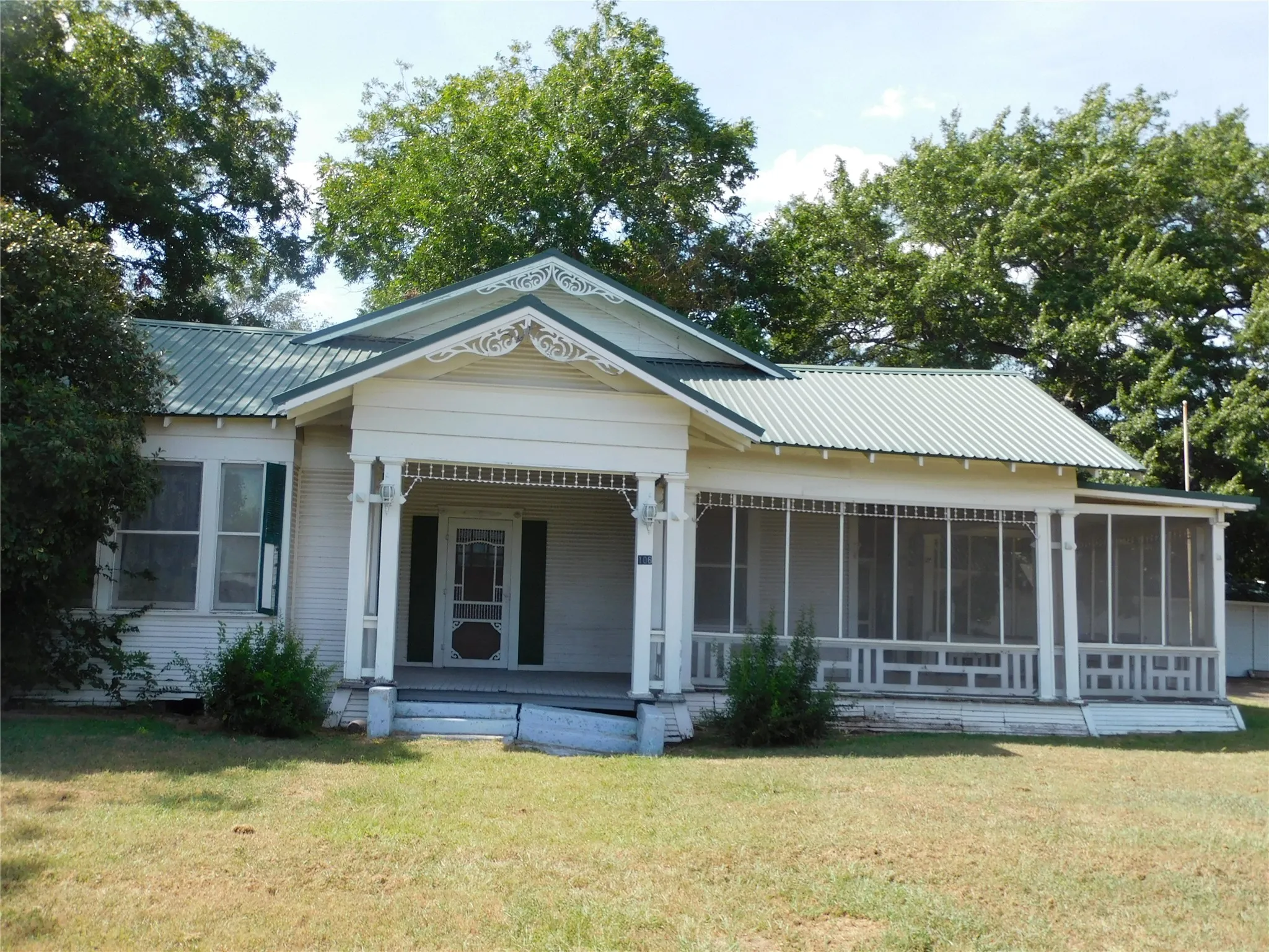 Single Family Residence For Sale in Navarro County , 106 N 1st Street W, Dawson, Texas 76639, 2 Bedroom, 2 Bathroom, Garage spaces, 1,990 Sqft, built in 1925, mls#21346240, Real Estate Agent in Dawson, Homes For Sale in Navarro county, Homes For Sale in Dawson, Realtor in Dawson Texas, Real Estate Brokerage Independent Realty Texas, Luminita Cordes Realtor