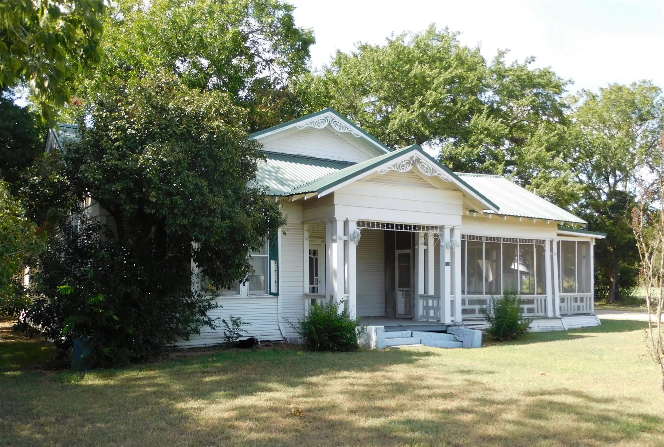 Single Family Residence For Sale in Navarro County , 106 N 1st Street W, Dawson, Texas 76639, 2 Bedroom, 2 Bathroom, Garage spaces, 1,990 Sqft, built in 1925, mls#21346240, Real Estate Agent in Dawson, Homes For Sale in Navarro county, Homes For Sale in Dawson, Realtor in Dawson Texas, Real Estate Brokerage Independent Realty Texas, Luminita Cordes Realtor