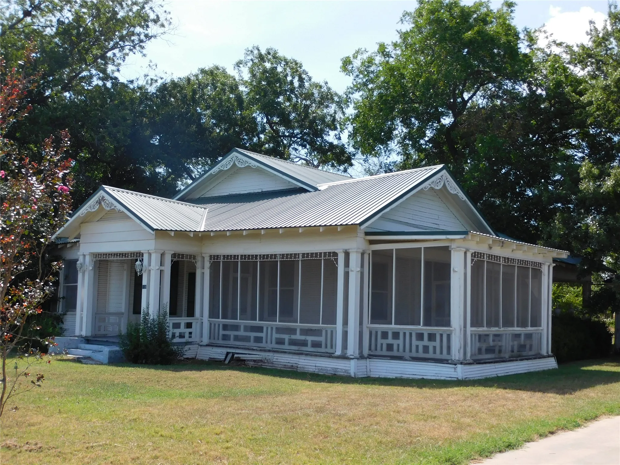 Single Family Residence For Sale in Navarro County , 106 N 1st Street W, Dawson, Texas 76639, 2 Bedroom, 2 Bathroom, Garage spaces, 1,990 Sqft, built in 1925, mls#21346240, Real Estate Agent in Dawson, Homes For Sale in Navarro county, Homes For Sale in Dawson, Realtor in Dawson Texas, Real Estate Brokerage Independent Realty Texas, Luminita Cordes Realtor