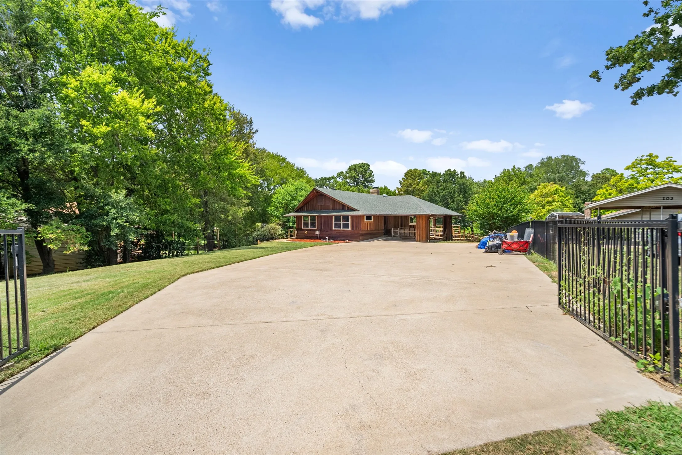 Single Family Residence For Sale in Henderson County , 101 Royal Circle, Tool, Texas 75143, 3 Bedroom, 2 Bathroom, Garage spaces, 1,983 Sqft, built in 1969, mls#21296754, Real Estate Agent in Tool, Homes For Sale in Henderson county, Homes For Sale in Tool, Realtor in Tool Texas, Real Estate Brokerage Independent Realty Texas, Luminita Cordes Realtor