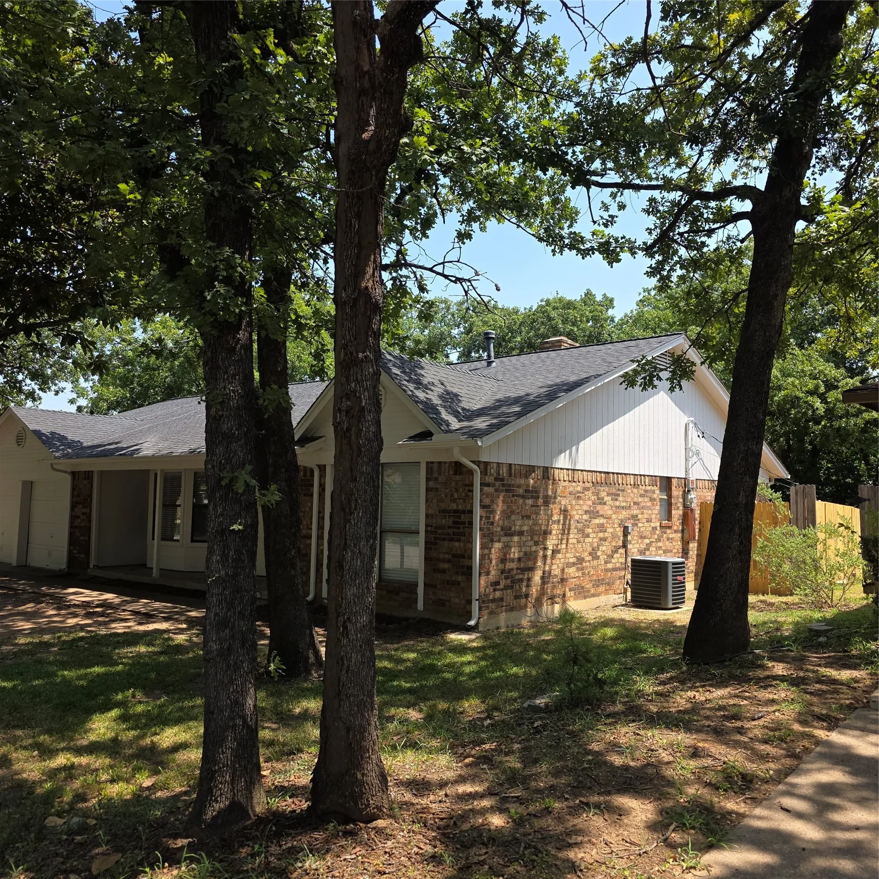 Single Family Residence For Sale in Tarrant County , 5525 Parliament Drive, Arlington, Texas 76017, 3 Bedroom, 2 Bathroom, 2 Garage spaces, 1,567 Sqft, built in 1980, mls#21346330, Real Estate Agent in Arlington, Homes For Sale in Tarrant county, Homes For Sale in Arlington, Realtor in Arlington Texas, Real Estate Brokerage Independent Realty Texas, Luminita Cordes Realtor
