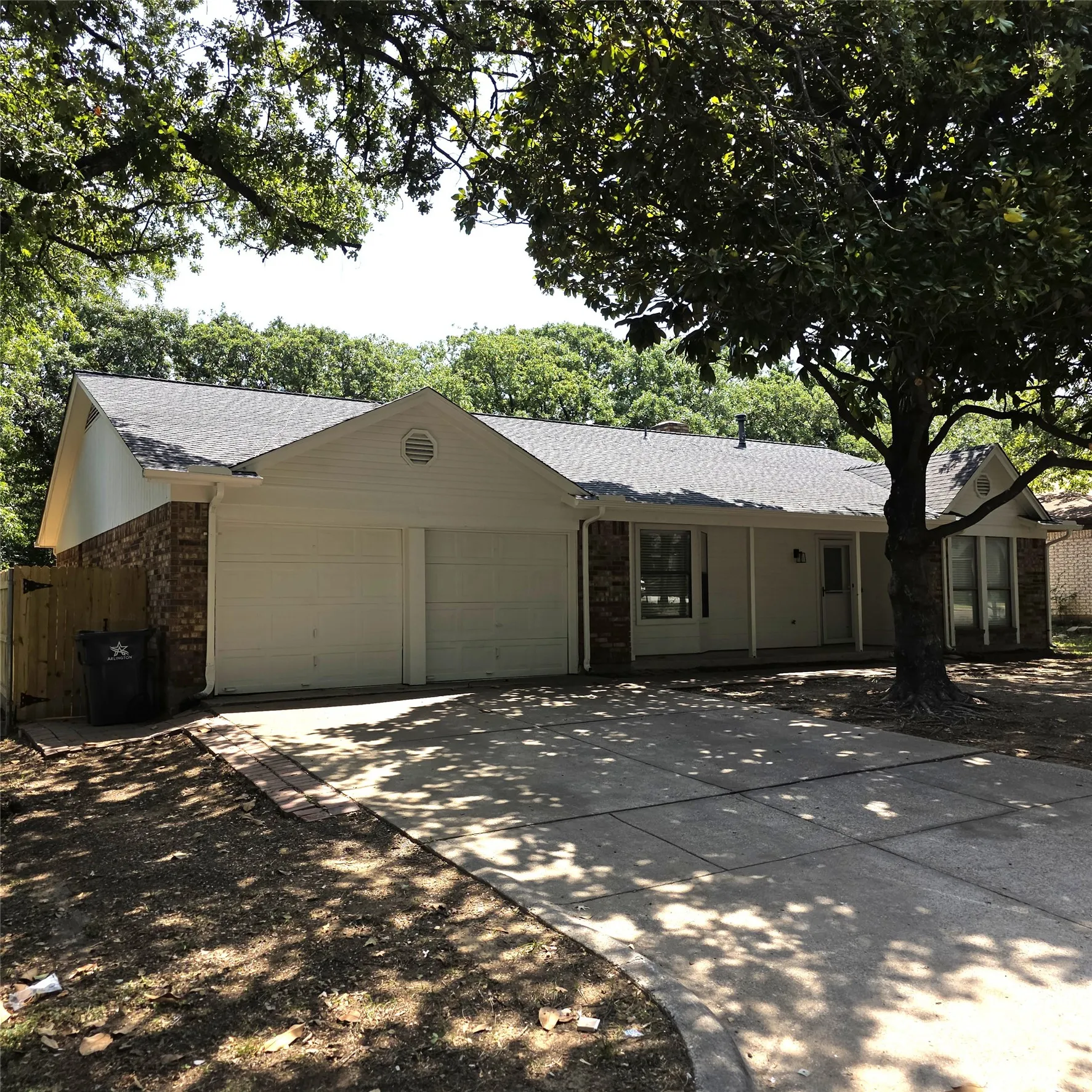 Single Family Residence For Sale in Tarrant County , 5525 Parliament Drive, Arlington, Texas 76017, 3 Bedroom, 2 Bathroom, 2 Garage spaces, 1,567 Sqft, built in 1980, mls#21346330, Real Estate Agent in Arlington, Homes For Sale in Tarrant county, Homes For Sale in Arlington, Realtor in Arlington Texas, Real Estate Brokerage Independent Realty Texas, Luminita Cordes Realtor