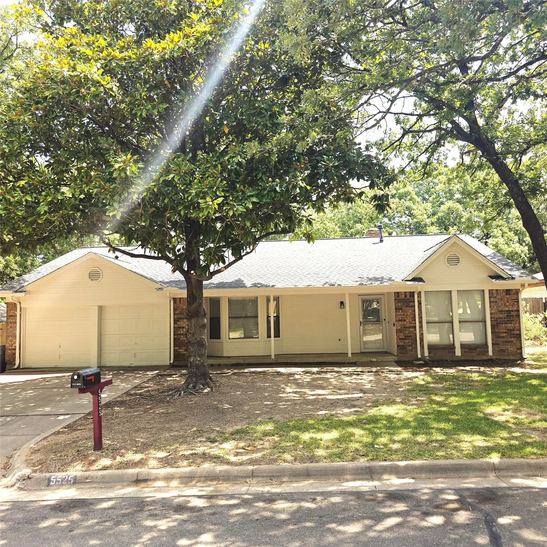 Single Family Residence For Sale in Tarrant County , 5525 Parliament Drive, Arlington, Texas 76017, 3 Bedroom, 2 Bathroom, 2 Garage spaces, 1,567 Sqft, built in 1980, mls#21346330, Real Estate Agent in Arlington, Homes For Sale in Tarrant county, Homes For Sale in Arlington, Realtor in Arlington Texas, Real Estate Brokerage Independent Realty Texas, Luminita Cordes Realtor
