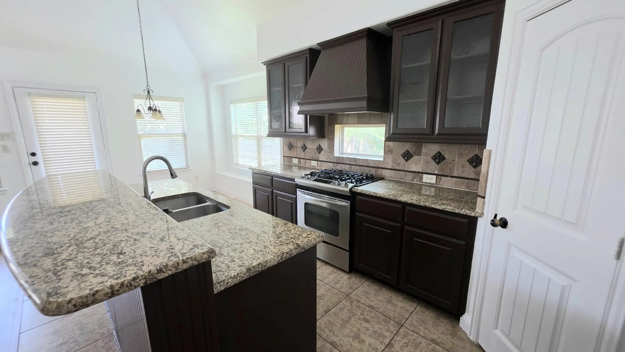 Single Family Residence For Rent in Tarrant County , 11516 Round Leaf Drive, Fort Worth, Texas 76244, 4 Bedroom, 3 Bathroom, 2 Garage spaces, 2,633 Sqft, built in 2008, mls#21346398, Real Estate Agent in Fort Worth, Homes For Rent in Tarrant county, Homes For Rent in Fort Worth, Realtor in Fort Worth Texas, Real Estate Brokerage Independent Realty Texas, Luminita Cordes Realtor