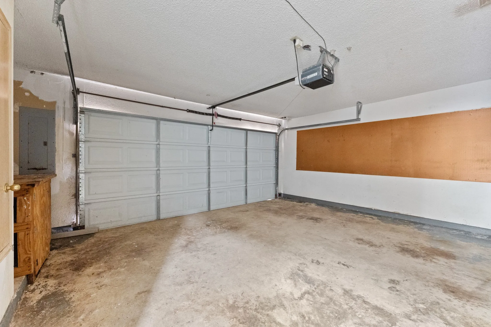 Single Family Residence For Sale in Dallas County , 2113 Cedarwood Drive, Garland, Texas 75040, 3 Bedroom, 2 Bathroom, 2 Garage spaces, 1,635 Sqft, built in 1987, mls#21345728, Real Estate Agent in Garland, Homes For Sale in Dallas county, Homes For Sale in Garland, Realtor in Garland Texas, Real Estate Brokerage Independent Realty Texas, Luminita Cordes Realtor