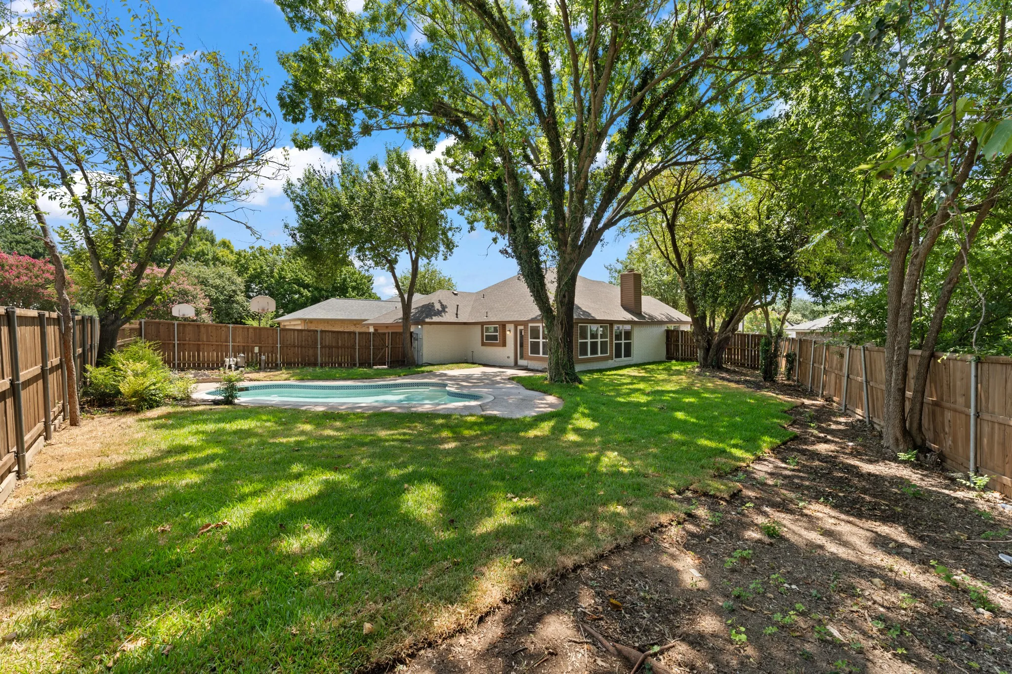 Single Family Residence For Sale in Dallas County , 2113 Cedarwood Drive, Garland, Texas 75040, 3 Bedroom, 2 Bathroom, 2 Garage spaces, 1,635 Sqft, built in 1987, mls#21345728, Real Estate Agent in Garland, Homes For Sale in Dallas county, Homes For Sale in Garland, Realtor in Garland Texas, Real Estate Brokerage Independent Realty Texas, Luminita Cordes Realtor
