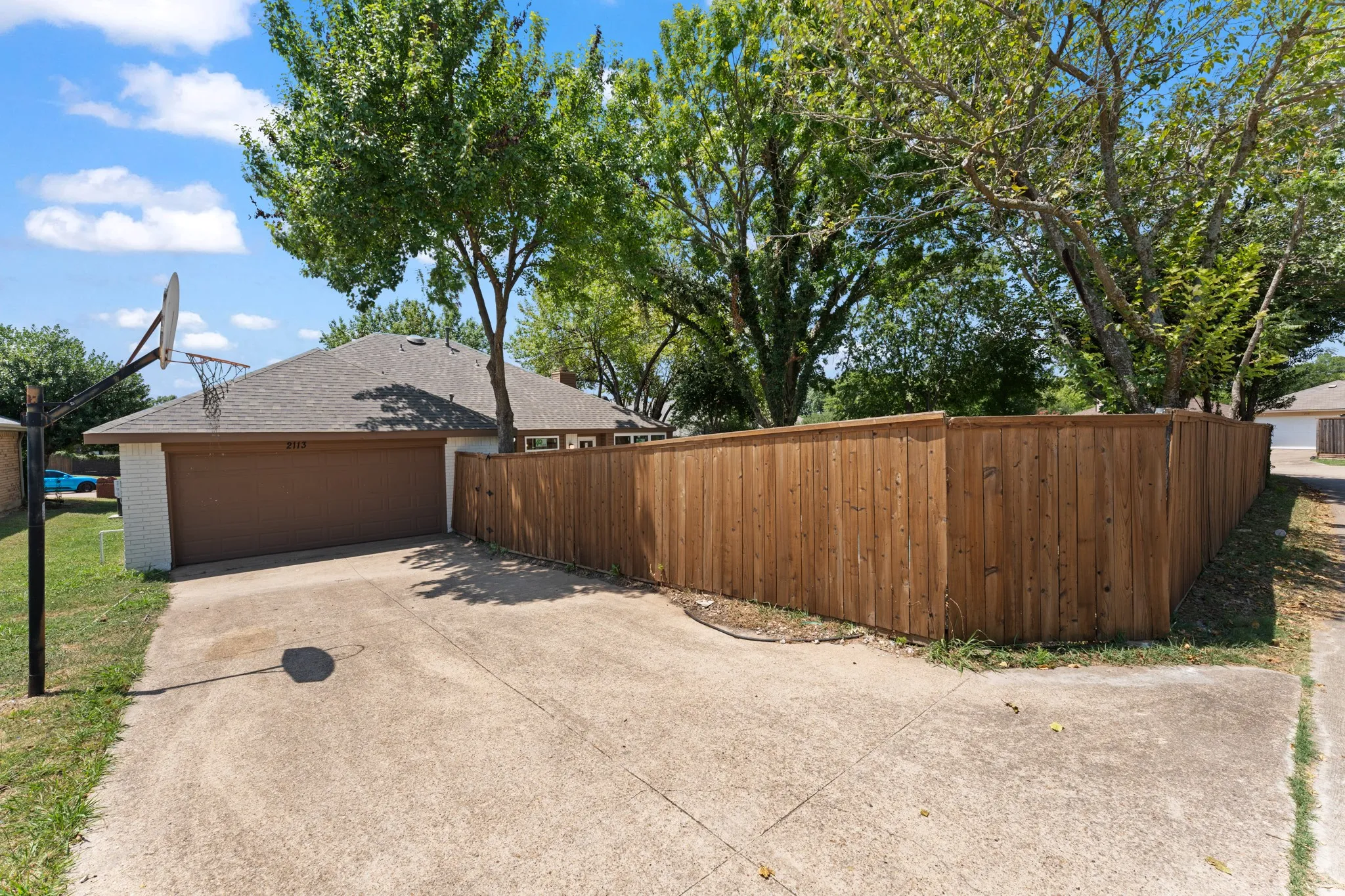 Single Family Residence For Sale in Dallas County , 2113 Cedarwood Drive, Garland, Texas 75040, 3 Bedroom, 2 Bathroom, 2 Garage spaces, 1,635 Sqft, built in 1987, mls#21345728, Real Estate Agent in Garland, Homes For Sale in Dallas county, Homes For Sale in Garland, Realtor in Garland Texas, Real Estate Brokerage Independent Realty Texas, Luminita Cordes Realtor