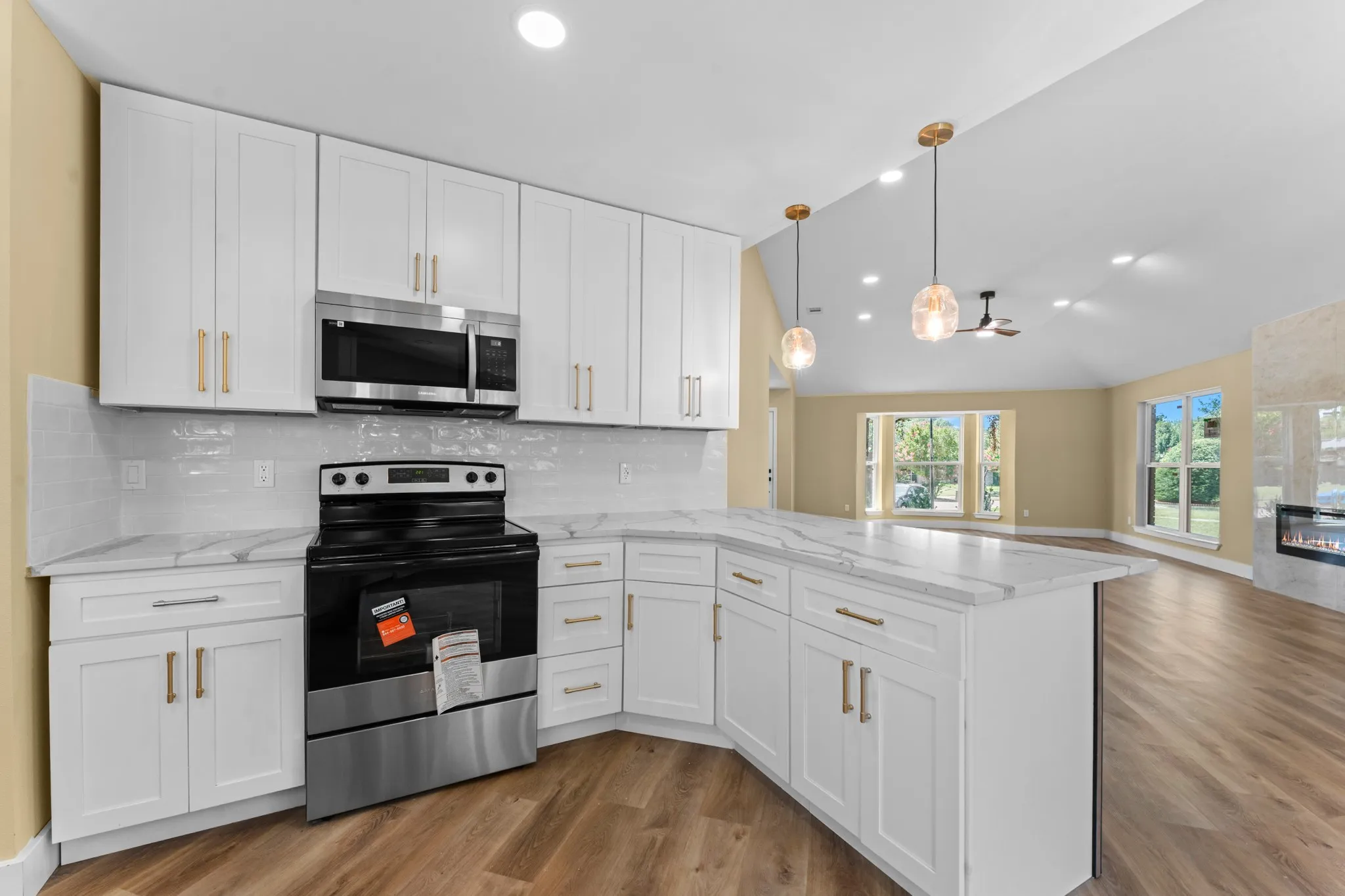 Single Family Residence For Sale in Dallas County , 2113 Cedarwood Drive, Garland, Texas 75040, 3 Bedroom, 2 Bathroom, 2 Garage spaces, 1,635 Sqft, built in 1987, mls#21345728, Real Estate Agent in Garland, Homes For Sale in Dallas county, Homes For Sale in Garland, Realtor in Garland Texas, Real Estate Brokerage Independent Realty Texas, Luminita Cordes Realtor