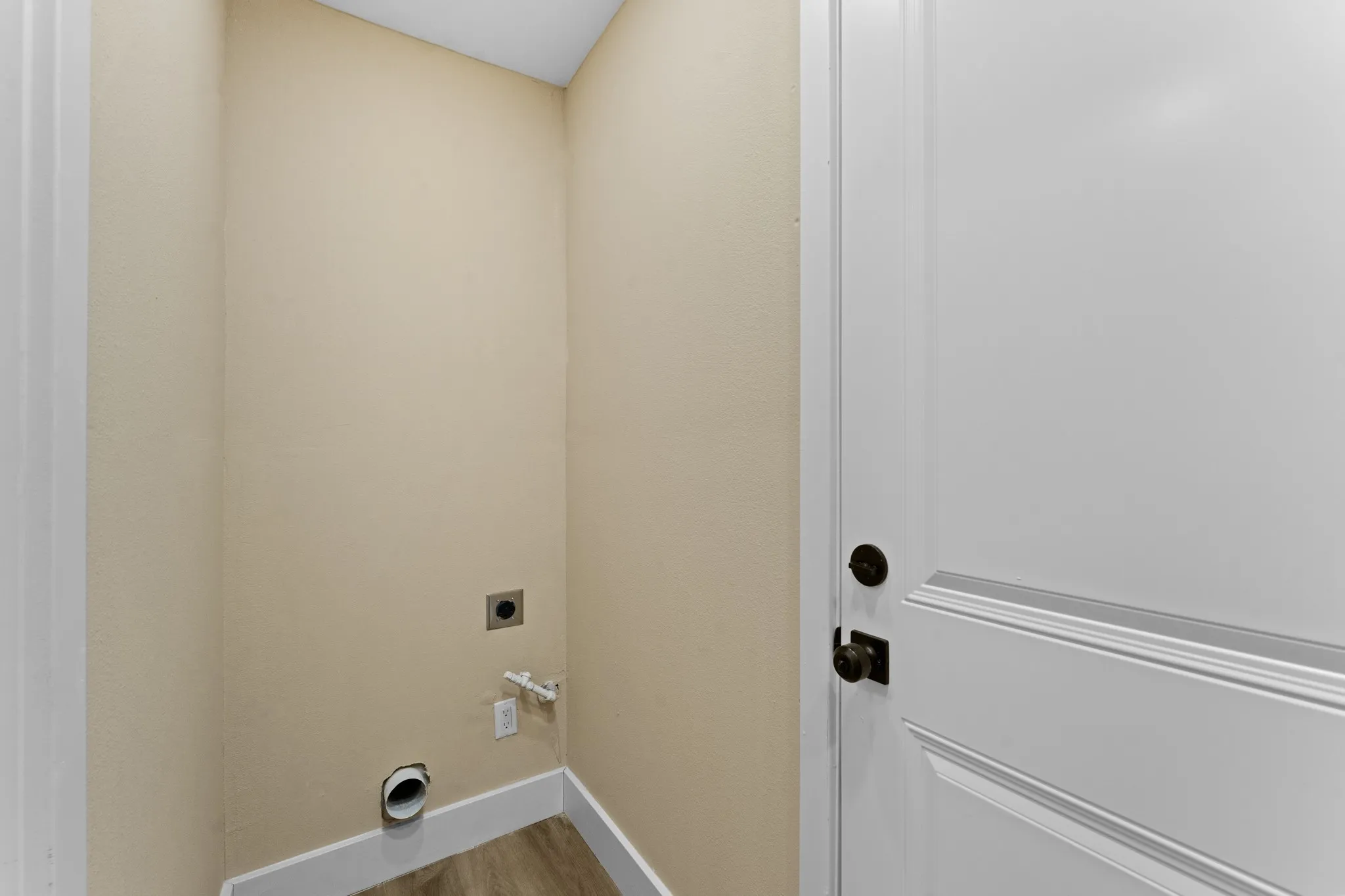 Single Family Residence For Sale in Dallas County , 2113 Cedarwood Drive, Garland, Texas 75040, 3 Bedroom, 2 Bathroom, 2 Garage spaces, 1,635 Sqft, built in 1987, mls#21345728, Real Estate Agent in Garland, Homes For Sale in Dallas county, Homes For Sale in Garland, Realtor in Garland Texas, Real Estate Brokerage Independent Realty Texas, Luminita Cordes Realtor