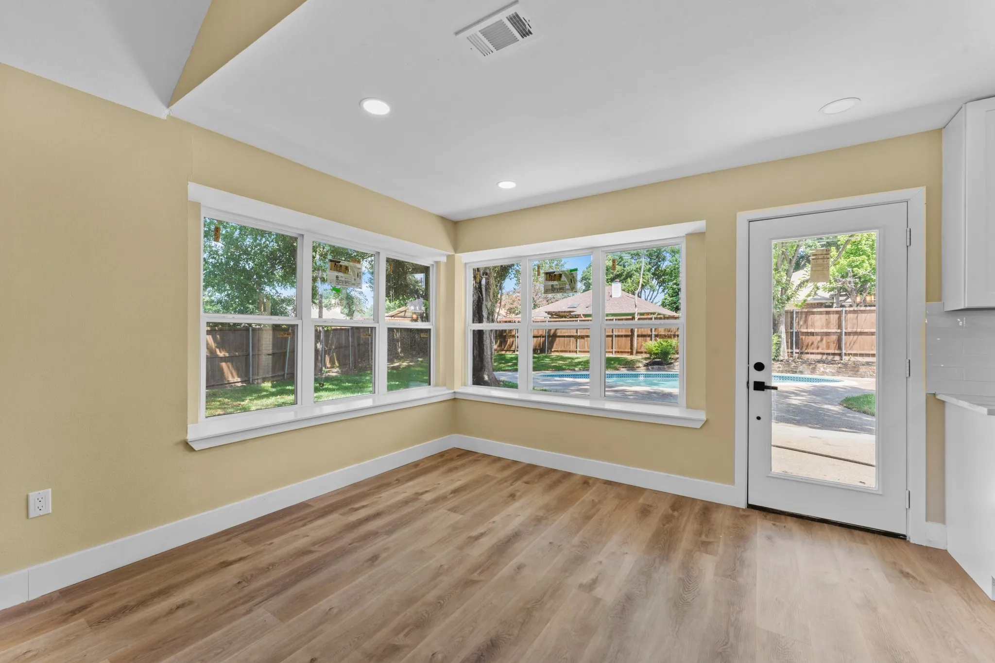 Single Family Residence For Sale in Dallas County , 2113 Cedarwood Drive, Garland, Texas 75040, 3 Bedroom, 2 Bathroom, 2 Garage spaces, 1,635 Sqft, built in 1987, mls#21345728, Real Estate Agent in Garland, Homes For Sale in Dallas county, Homes For Sale in Garland, Realtor in Garland Texas, Real Estate Brokerage Independent Realty Texas, Luminita Cordes Realtor