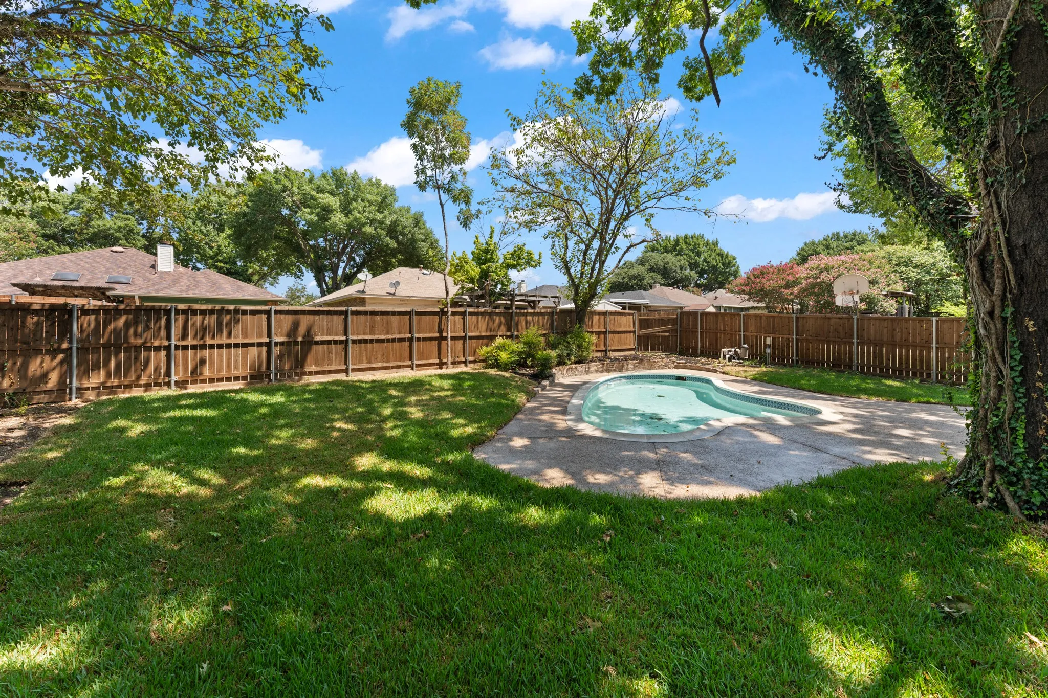 Single Family Residence For Sale in Dallas County , 2113 Cedarwood Drive, Garland, Texas 75040, 3 Bedroom, 2 Bathroom, 2 Garage spaces, 1,635 Sqft, built in 1987, mls#21345728, Real Estate Agent in Garland, Homes For Sale in Dallas county, Homes For Sale in Garland, Realtor in Garland Texas, Real Estate Brokerage Independent Realty Texas, Luminita Cordes Realtor