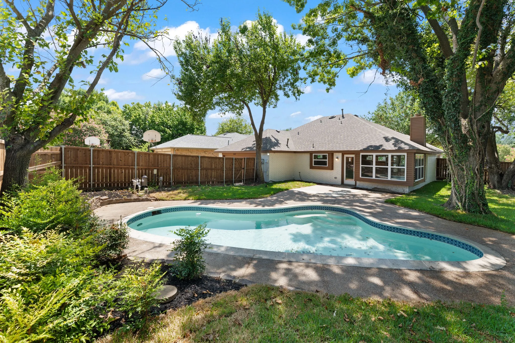 Single Family Residence For Sale in Dallas County , 2113 Cedarwood Drive, Garland, Texas 75040, 3 Bedroom, 2 Bathroom, 2 Garage spaces, 1,635 Sqft, built in 1987, mls#21345728, Real Estate Agent in Garland, Homes For Sale in Dallas county, Homes For Sale in Garland, Realtor in Garland Texas, Real Estate Brokerage Independent Realty Texas, Luminita Cordes Realtor