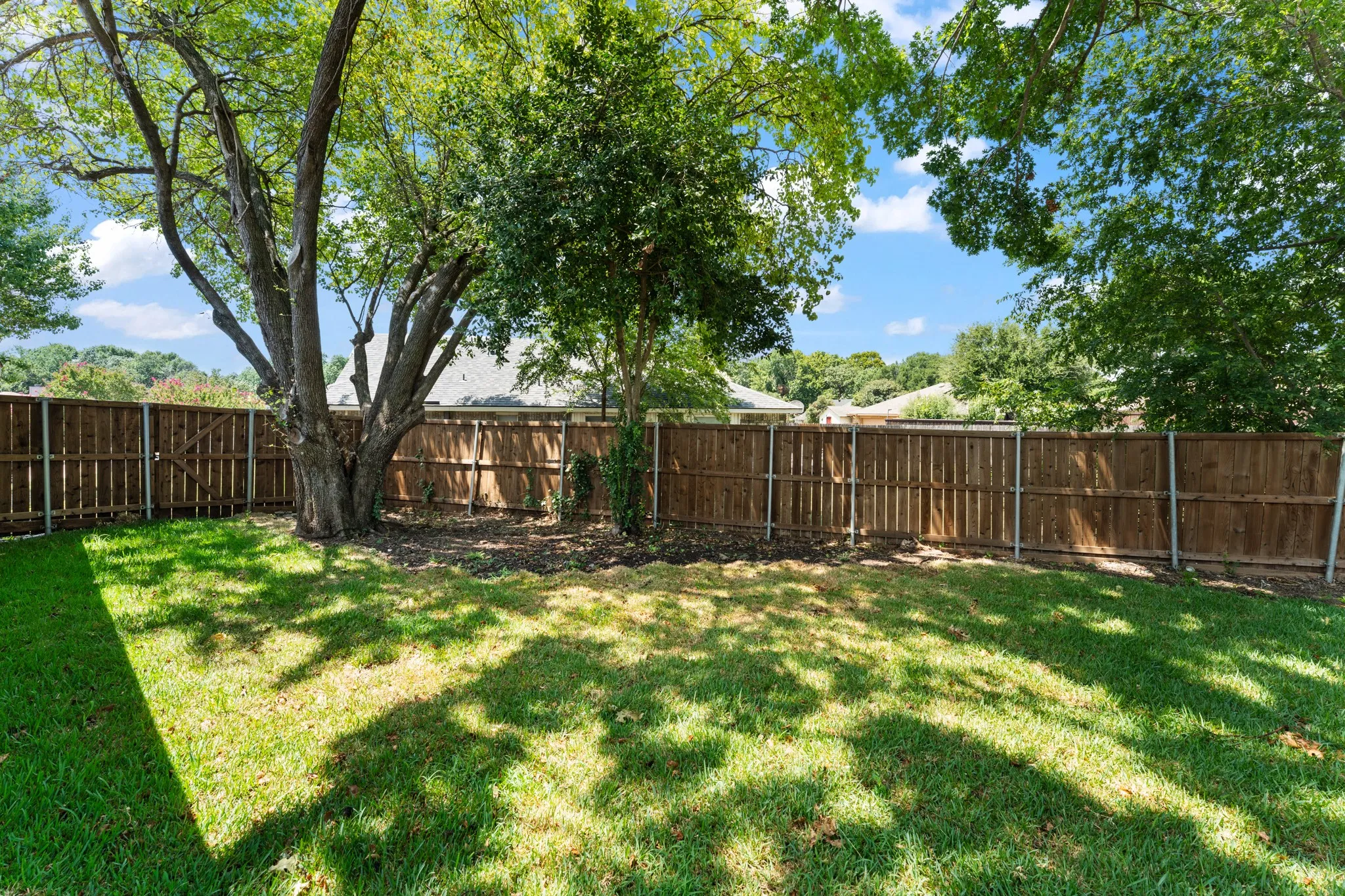 Single Family Residence For Sale in Dallas County , 2113 Cedarwood Drive, Garland, Texas 75040, 3 Bedroom, 2 Bathroom, 2 Garage spaces, 1,635 Sqft, built in 1987, mls#21345728, Real Estate Agent in Garland, Homes For Sale in Dallas county, Homes For Sale in Garland, Realtor in Garland Texas, Real Estate Brokerage Independent Realty Texas, Luminita Cordes Realtor