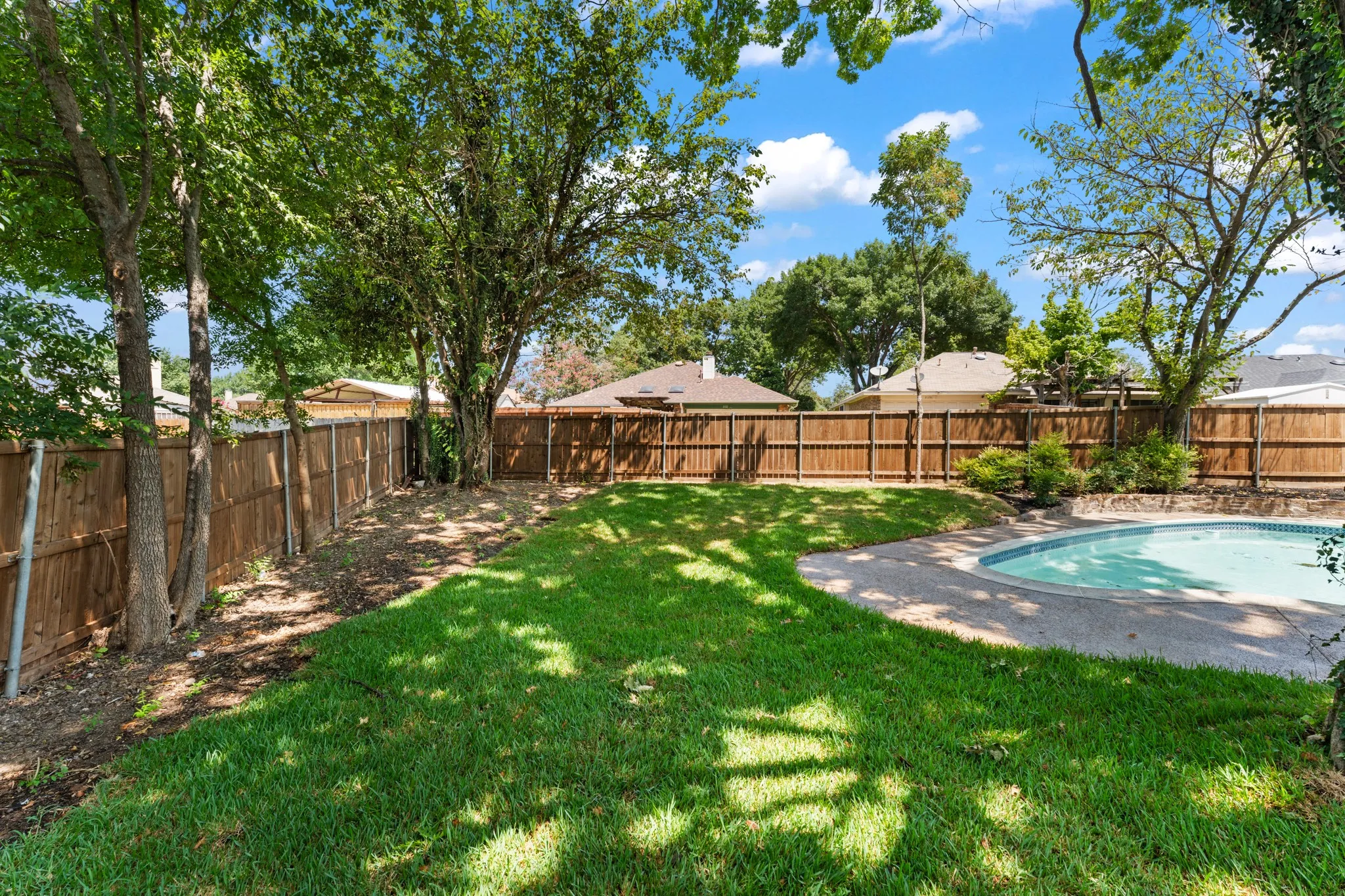 Single Family Residence For Sale in Dallas County , 2113 Cedarwood Drive, Garland, Texas 75040, 3 Bedroom, 2 Bathroom, 2 Garage spaces, 1,635 Sqft, built in 1987, mls#21345728, Real Estate Agent in Garland, Homes For Sale in Dallas county, Homes For Sale in Garland, Realtor in Garland Texas, Real Estate Brokerage Independent Realty Texas, Luminita Cordes Realtor