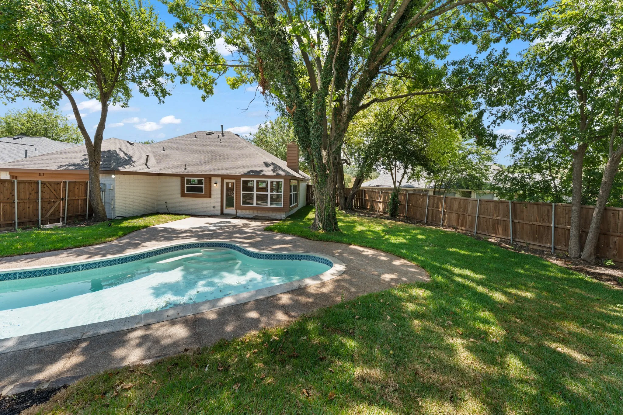 Single Family Residence For Sale in Dallas County , 2113 Cedarwood Drive, Garland, Texas 75040, 3 Bedroom, 2 Bathroom, 2 Garage spaces, 1,635 Sqft, built in 1987, mls#21345728, Real Estate Agent in Garland, Homes For Sale in Dallas county, Homes For Sale in Garland, Realtor in Garland Texas, Real Estate Brokerage Independent Realty Texas, Luminita Cordes Realtor