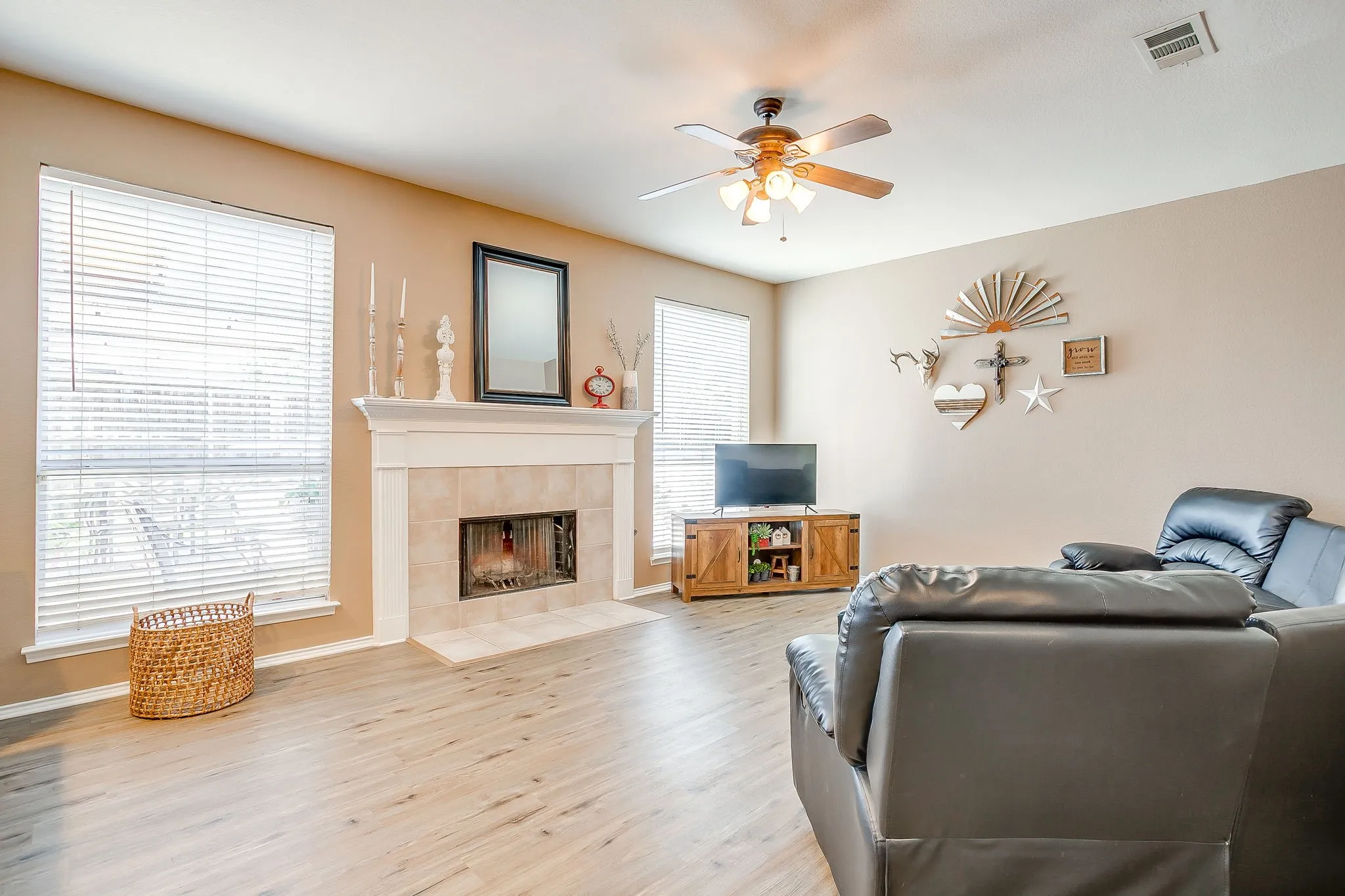 Single Family Residence For Sale in Tarrant County , 6509 Nottinghill Court, North Richland Hills, Texas 76180, 4 Bedroom, 3 Bathroom, 2 Garage spaces, 2,726 Sqft, built in 2003, mls#21346293, Real Estate Agent in North Richland Hills, Homes For Sale in Tarrant county, Homes For Sale in North Richland Hills, Realtor in North Richland Hills Texas, Real Estate Brokerage Independent Realty Texas, Luminita Cordes Realtor