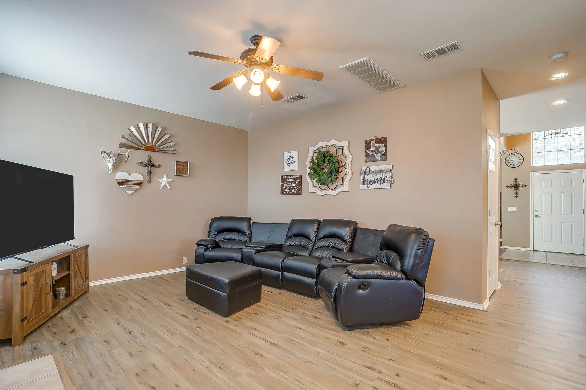 Single Family Residence For Sale in Tarrant County , 6509 Nottinghill Court, North Richland Hills, Texas 76180, 4 Bedroom, 3 Bathroom, 2 Garage spaces, 2,726 Sqft, built in 2003, mls#21346293, Real Estate Agent in North Richland Hills, Homes For Sale in Tarrant county, Homes For Sale in North Richland Hills, Realtor in North Richland Hills Texas, Real Estate Brokerage Independent Realty Texas, Luminita Cordes Realtor