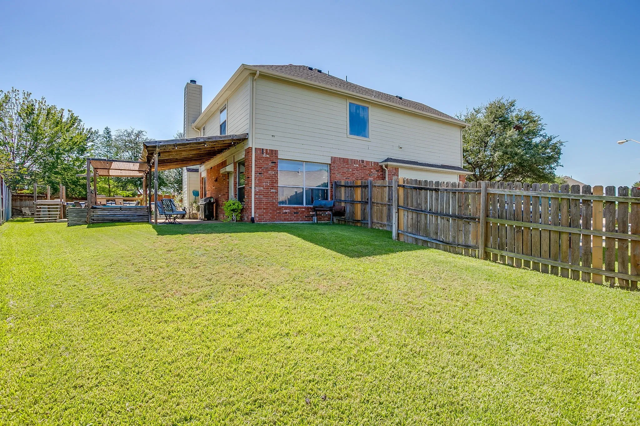 The oversized lot has space for everyone!!