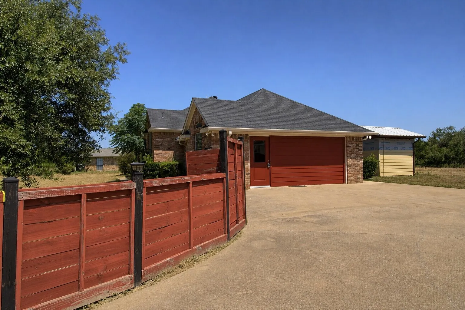 Single Family Residence For Sale in Kaufman County , 12572 County Road 237, Terrell, Texas 75160, 3 Bedroom, 2 Bathroom, 1 Garage spaces, 1,473 Sqft, built in 2000, mls#21346380, Real Estate Agent in Terrell, Homes For Sale in Kaufman county, Homes For Sale in Terrell, Realtor in Terrell Texas, Real Estate Brokerage Independent Realty Texas, Luminita Cordes Realtor
