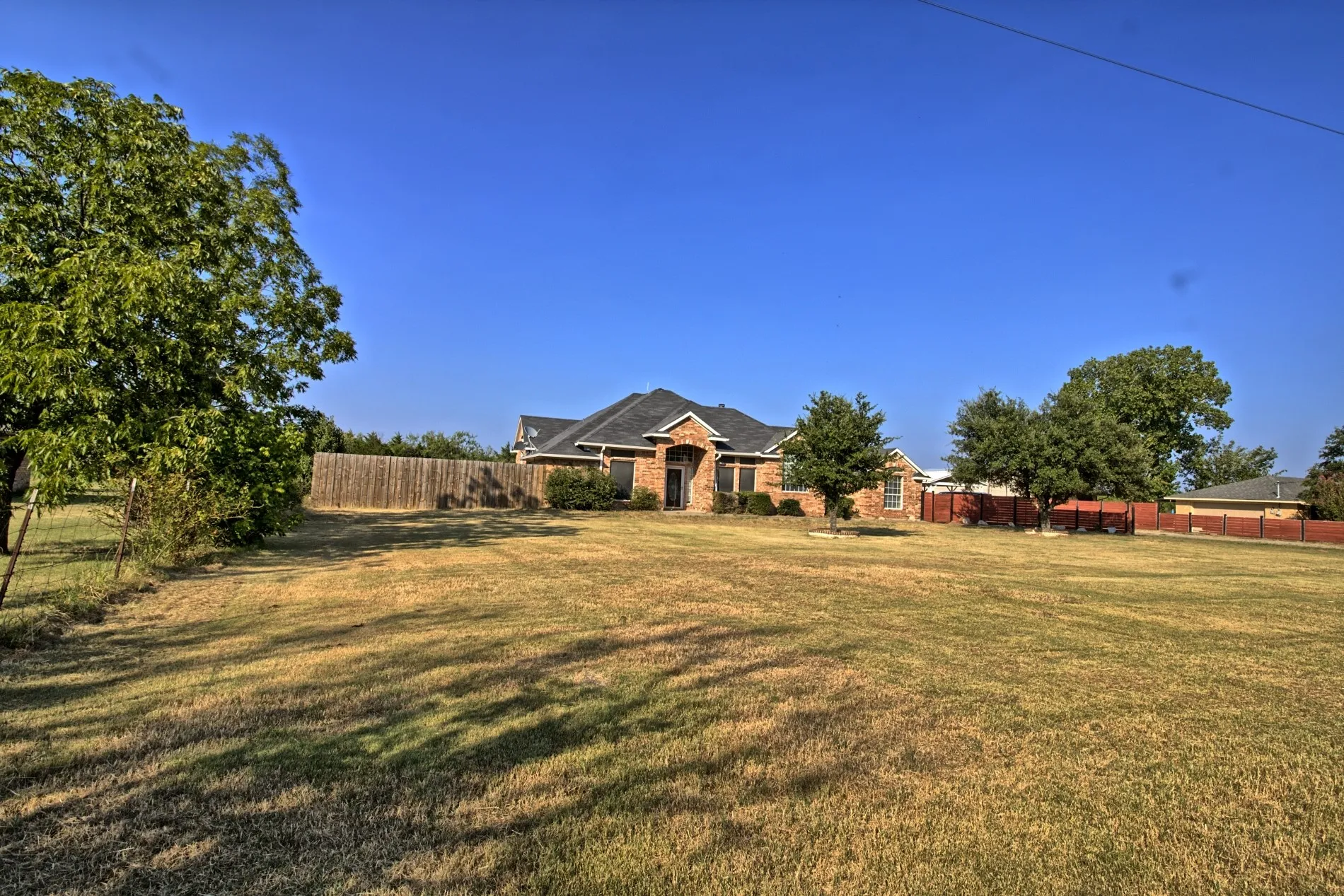 Single Family Residence For Sale in Kaufman County , 12572 County Road 237, Terrell, Texas 75160, 3 Bedroom, 2 Bathroom, 1 Garage spaces, 1,473 Sqft, built in 2000, mls#21346380, Real Estate Agent in Terrell, Homes For Sale in Kaufman county, Homes For Sale in Terrell, Realtor in Terrell Texas, Real Estate Brokerage Independent Realty Texas, Luminita Cordes Realtor