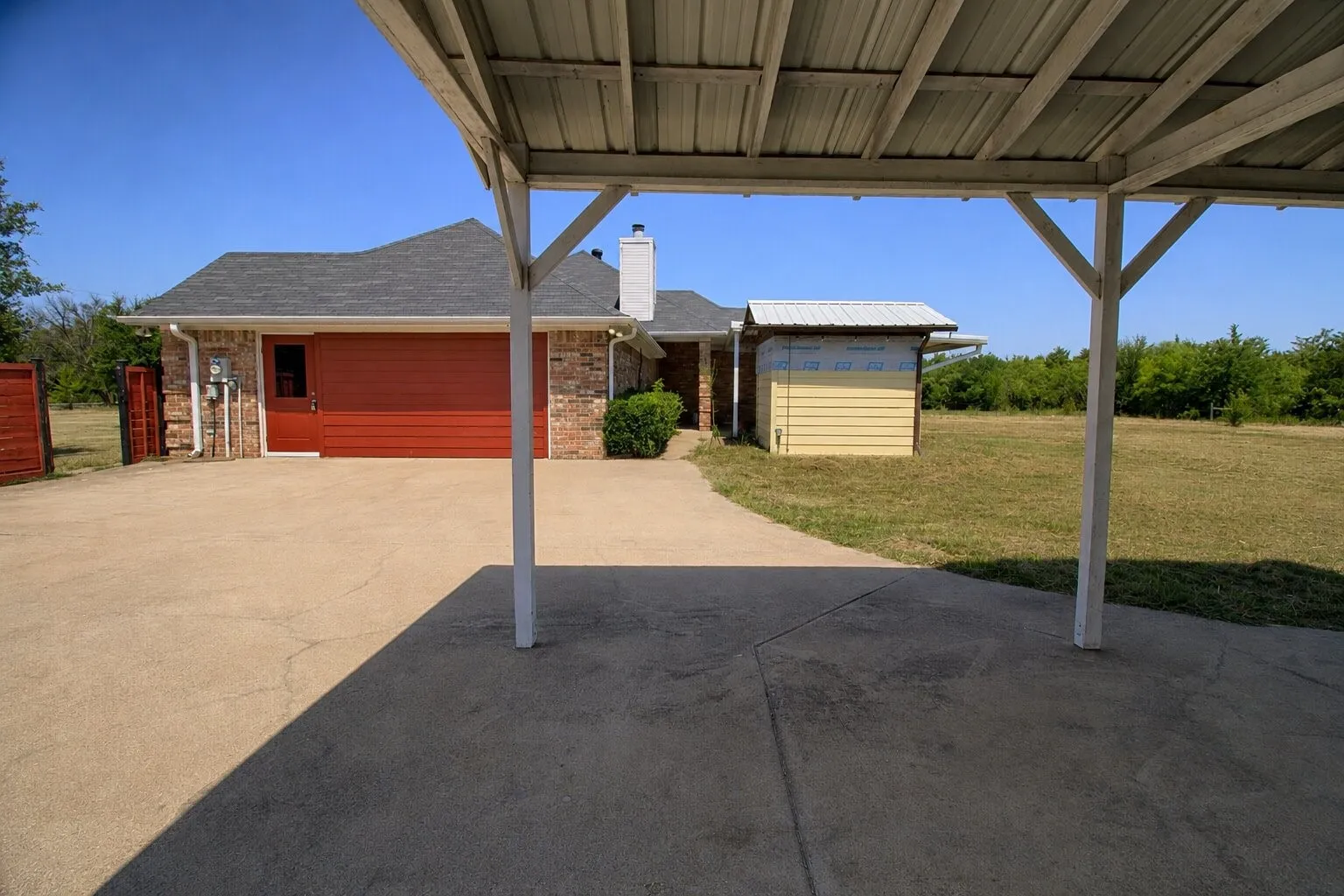 Single Family Residence For Sale in Kaufman County , 12572 County Road 237, Terrell, Texas 75160, 3 Bedroom, 2 Bathroom, 1 Garage spaces, 1,473 Sqft, built in 2000, mls#21346380, Real Estate Agent in Terrell, Homes For Sale in Kaufman county, Homes For Sale in Terrell, Realtor in Terrell Texas, Real Estate Brokerage Independent Realty Texas, Luminita Cordes Realtor
