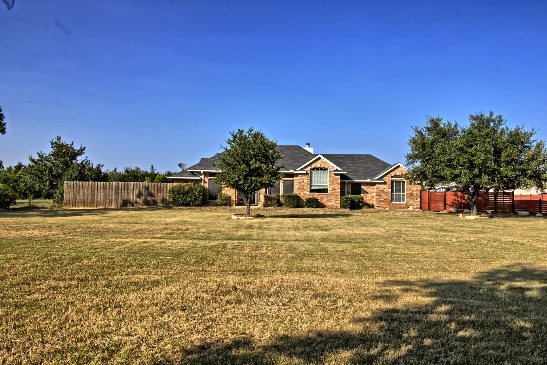 Single Family Residence For Sale in Kaufman County , 12572 County Road 237, Terrell, Texas 75160, 3 Bedroom, 2 Bathroom, 1 Garage spaces, 1,473 Sqft, built in 2000, mls#21346380, Real Estate Agent in Terrell, Homes For Sale in Kaufman county, Homes For Sale in Terrell, Realtor in Terrell Texas, Real Estate Brokerage Independent Realty Texas, Luminita Cordes Realtor