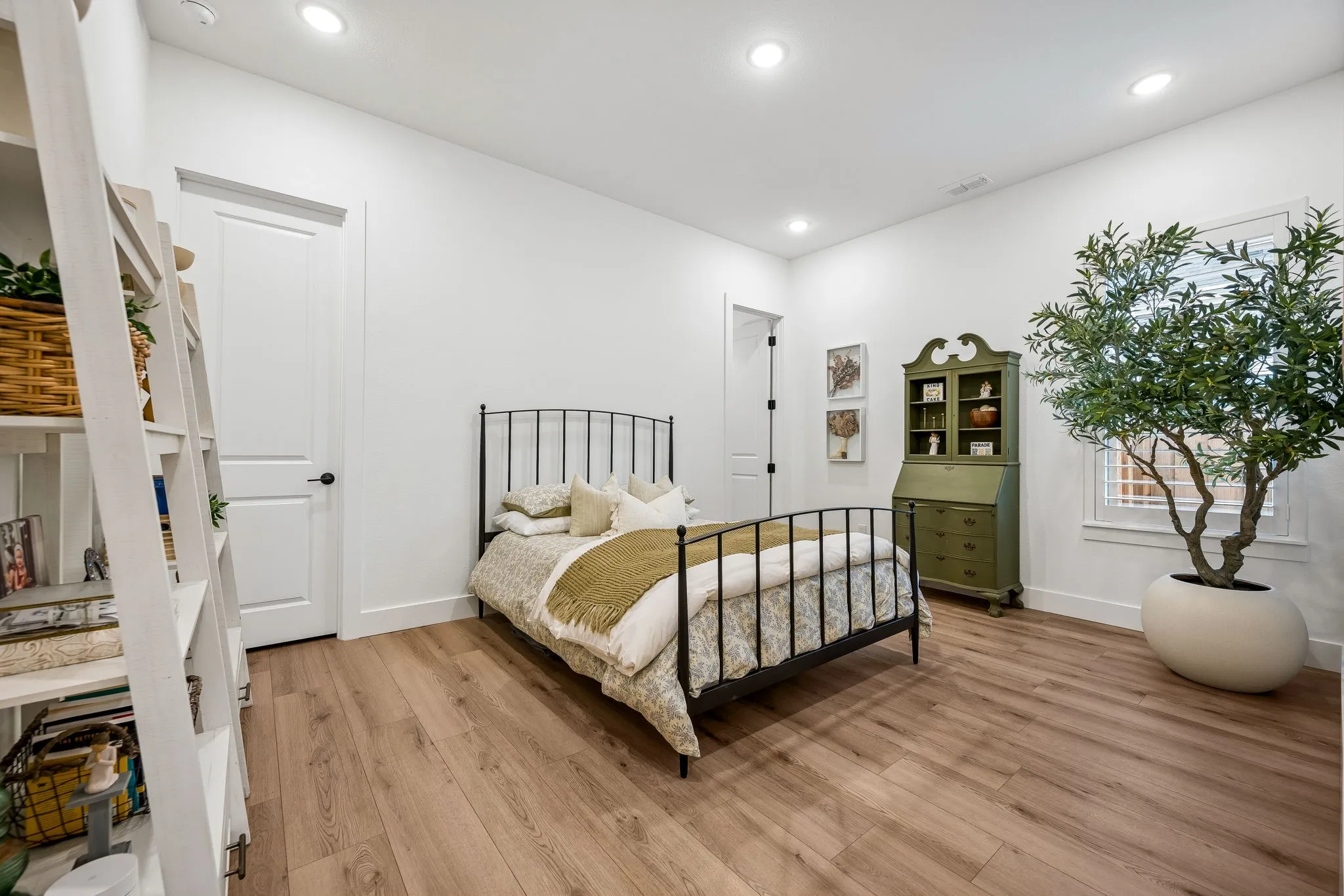 Single Family Residence For Sale in Denton County , 4120 Splitrock Drive, Prosper, Texas 75078, 5 Bedrooms, 6 Bathrooms, 3 Garage spaces, 3,834 Sqft, built in 2022, Price $1,189,000, mls#21345852, Real Estate Agent in Prosper, Homes For Sale in Denton county, Homes For Sale in Prosper, Realtor in Prosper Texas, Real Estate Brokerage Independent Realty Texas, Luminita Cordes Realtor