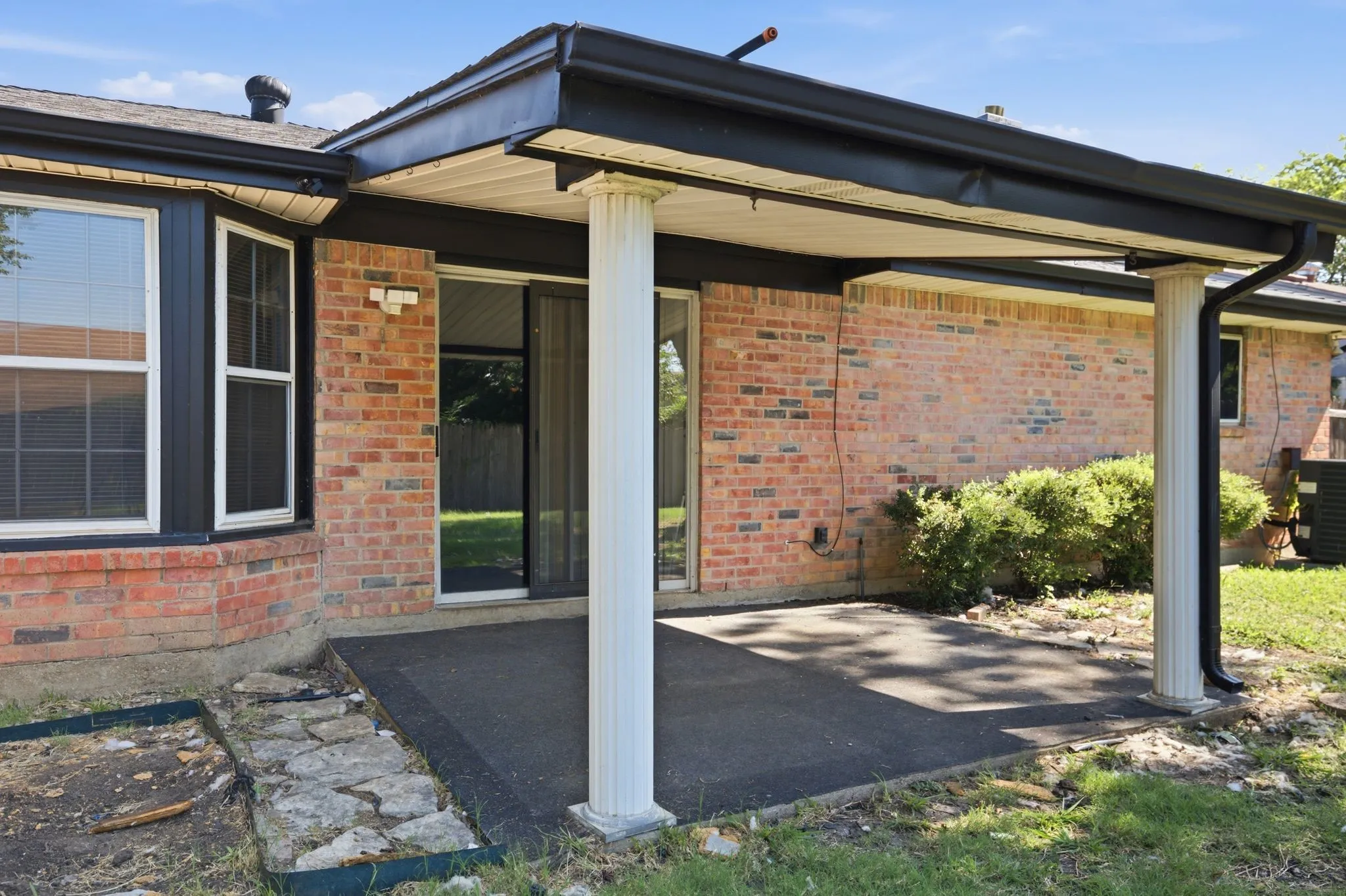 Single Family Residence For Rent in Tarrant County , 512 Sussex Drive, Arlington, Texas 76014, 3 Bedroom, 2 Bathroom, 1 Garage spaces, 1,501 Sqft, built in 1973, mls#21346386, Real Estate Agent in Arlington, Homes For Rent in Tarrant county, Homes For Rent in Arlington, Realtor in Arlington Texas, Real Estate Brokerage Independent Realty Texas, Luminita Cordes Realtor