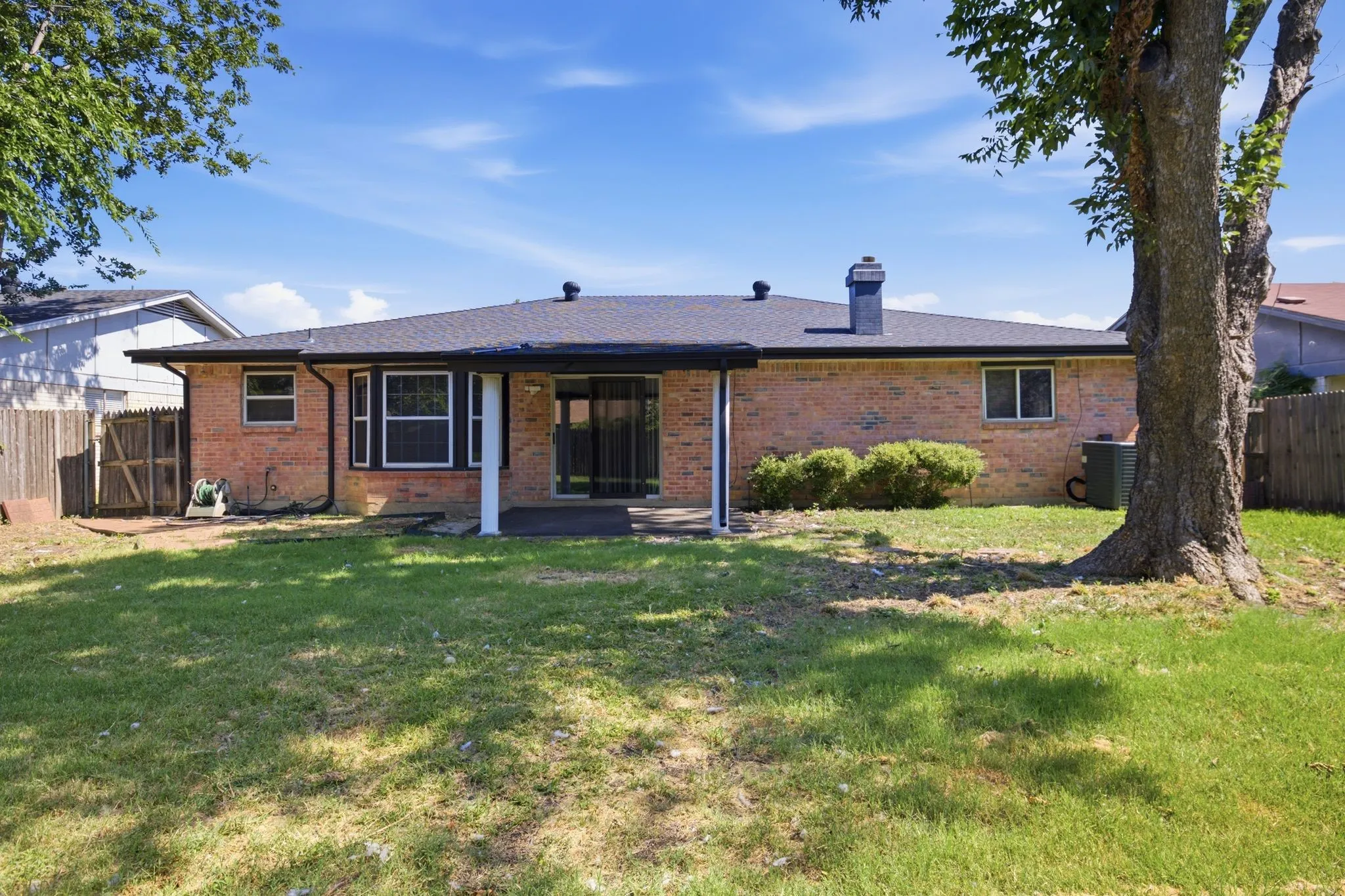 Single Family Residence For Rent in Tarrant County , 512 Sussex Drive, Arlington, Texas 76014, 3 Bedroom, 2 Bathroom, 1 Garage spaces, 1,501 Sqft, built in 1973, mls#21346386, Real Estate Agent in Arlington, Homes For Rent in Tarrant county, Homes For Rent in Arlington, Realtor in Arlington Texas, Real Estate Brokerage Independent Realty Texas, Luminita Cordes Realtor