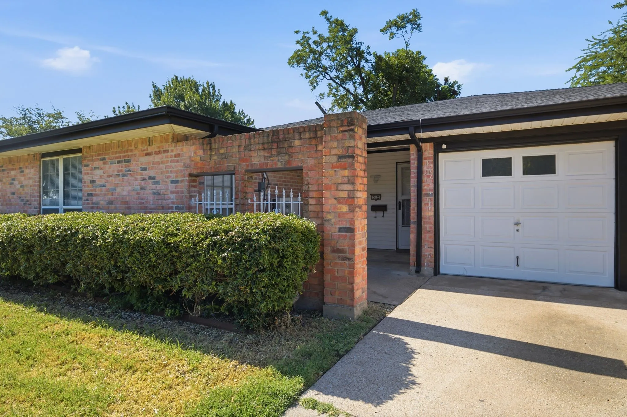 Single Family Residence For Rent in Tarrant County , 512 Sussex Drive, Arlington, Texas 76014, 3 Bedroom, 2 Bathroom, 1 Garage spaces, 1,501 Sqft, built in 1973, mls#21346386, Real Estate Agent in Arlington, Homes For Rent in Tarrant county, Homes For Rent in Arlington, Realtor in Arlington Texas, Real Estate Brokerage Independent Realty Texas, Luminita Cordes Realtor