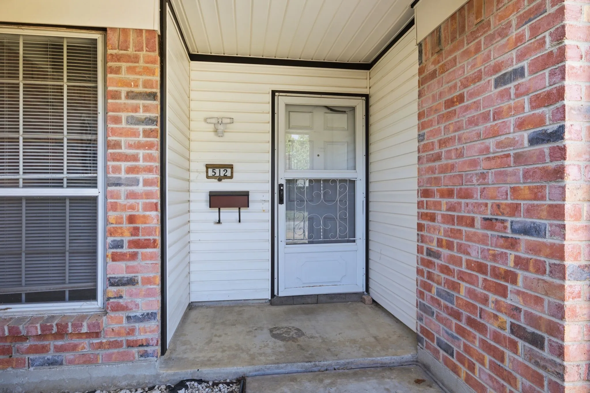 Single Family Residence For Rent in Tarrant County , 512 Sussex Drive, Arlington, Texas 76014, 3 Bedroom, 2 Bathroom, 1 Garage spaces, 1,501 Sqft, built in 1973, mls#21346386, Real Estate Agent in Arlington, Homes For Rent in Tarrant county, Homes For Rent in Arlington, Realtor in Arlington Texas, Real Estate Brokerage Independent Realty Texas, Luminita Cordes Realtor