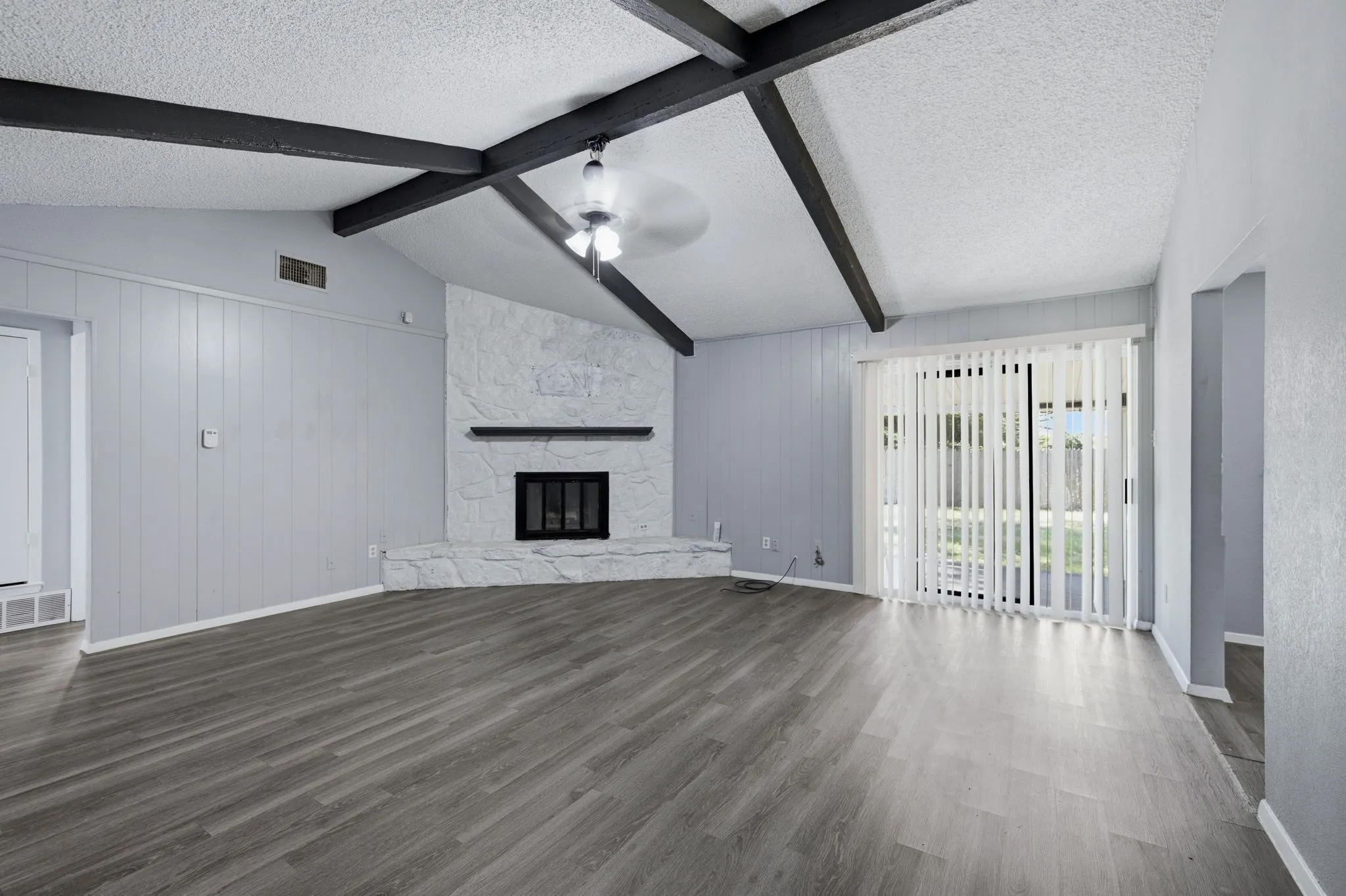 Single Family Residence For Rent in Tarrant County , 512 Sussex Drive, Arlington, Texas 76014, 3 Bedroom, 2 Bathroom, 1 Garage spaces, 1,501 Sqft, built in 1973, mls#21346386, Real Estate Agent in Arlington, Homes For Rent in Tarrant county, Homes For Rent in Arlington, Realtor in Arlington Texas, Real Estate Brokerage Independent Realty Texas, Luminita Cordes Realtor