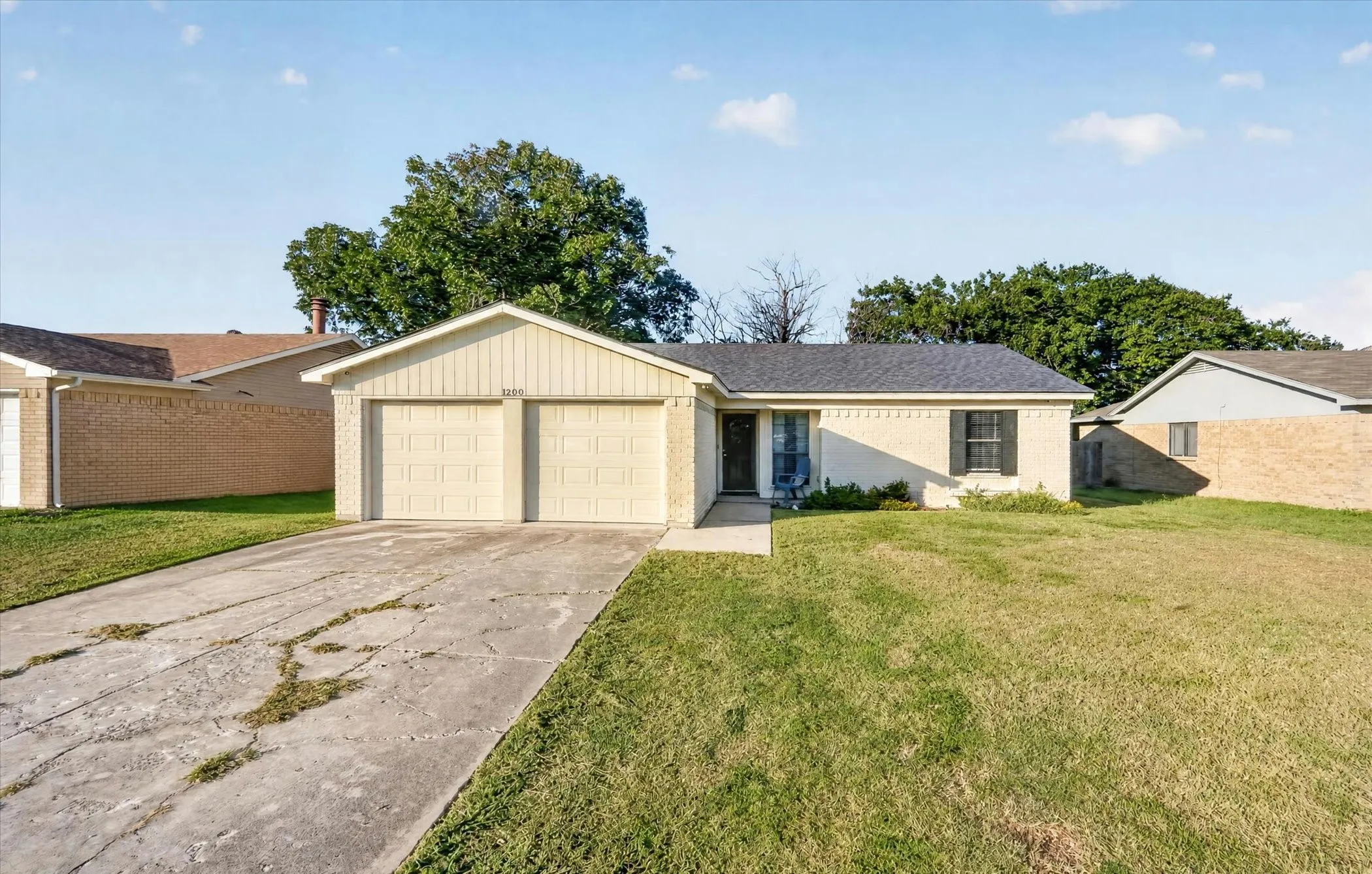 Single Family Residence For Sale in Tarrant County , 1200 E Georgian Road, Saginaw, Texas 76179, 3 Bedroom, 2 Bathroom, 2 Garage spaces, 1,529 Sqft, built in 1978, mls#21344007, Real Estate Agent in Saginaw, Homes For Sale in Tarrant county, Homes For Sale in Saginaw, Realtor in Saginaw Texas, Real Estate Brokerage Independent Realty Texas, Luminita Cordes Realtor